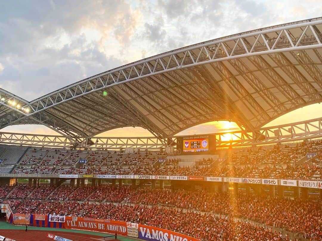 大西遥香のインスタグラム：「. 夕焼けのビッグスワン🦢🧡  #ビッグスワン #夕焼け #アルビ #albirex #勝つ」