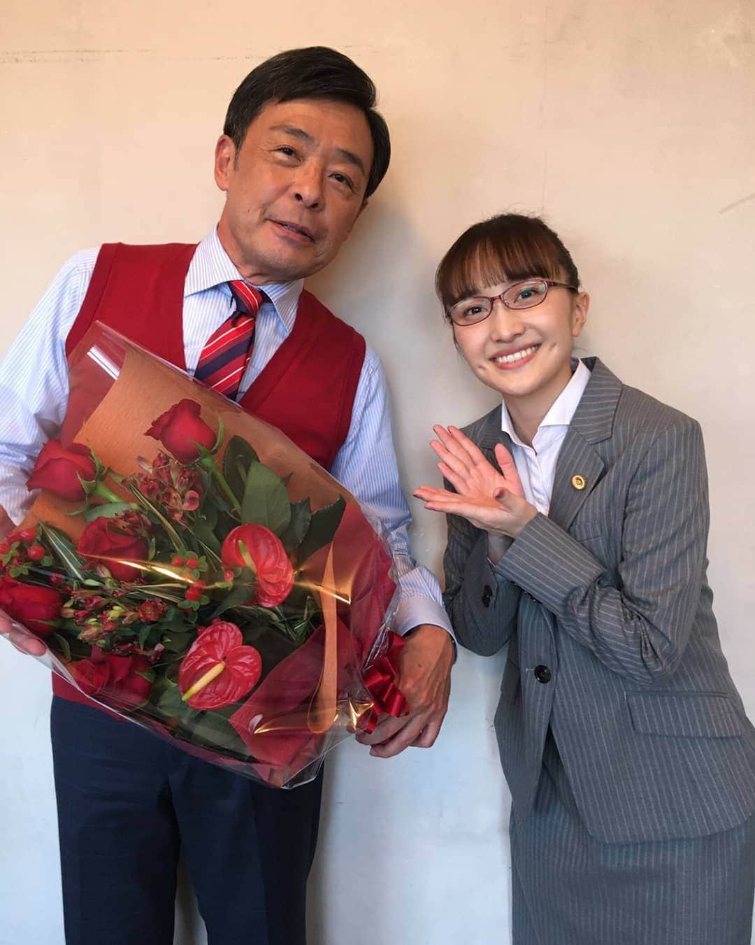 光石研のインスタグラム：「ももクロの百田夏菜子さんと✌️ CDとDVDも頂きました✌️ 心して拝聴致します‼️ ありがとうございました‼️  by 光石  #コタローは1人暮らし は今夜最終回です！お見逃しなく！」