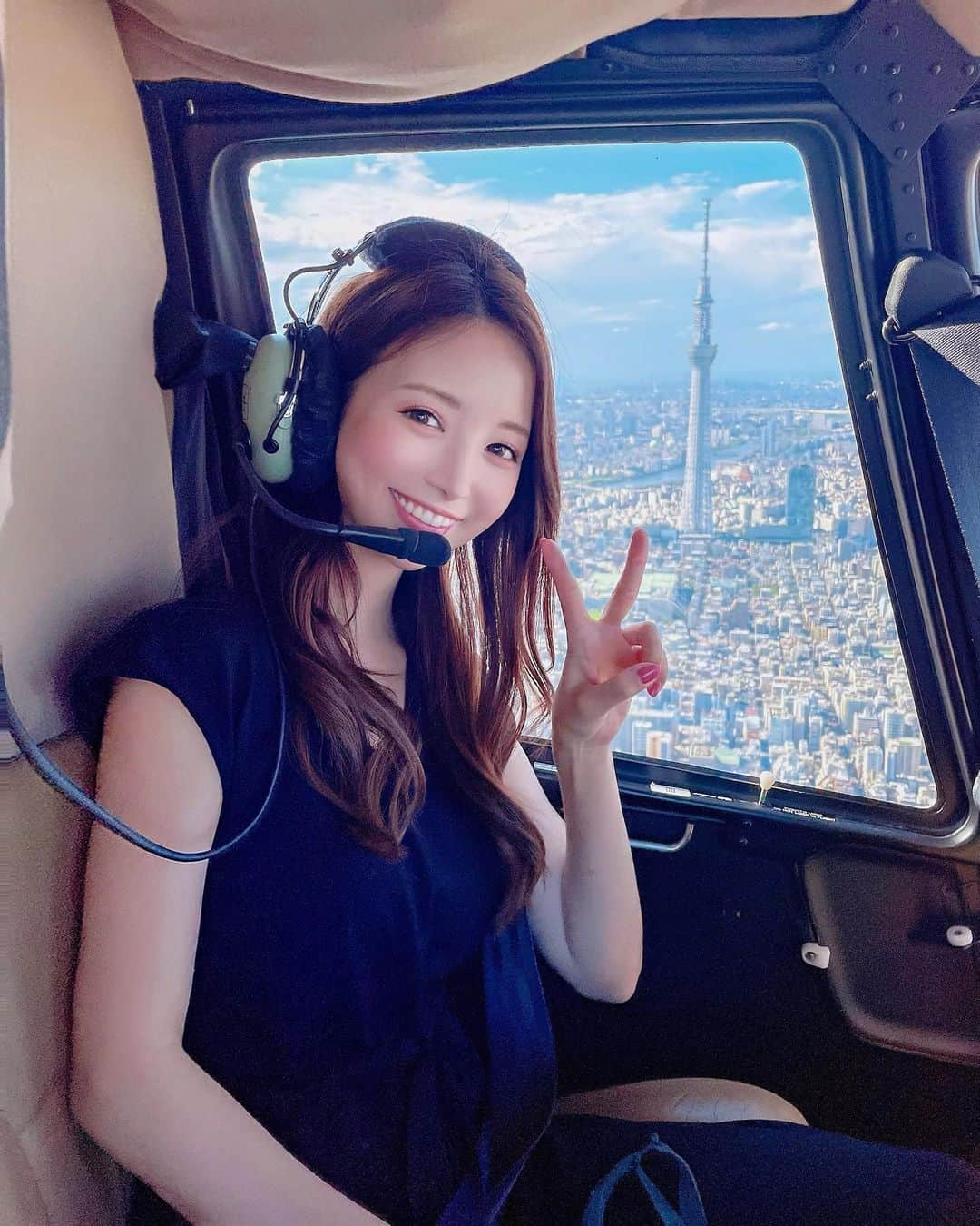 八鍬里美さんのインスタグラム写真 - (八鍬里美Instagram)「ヘリ女子会したよー🚁🥰 景色綺麗で楽しかった☺︎❣️ 友達の誕生日とかサプライズで使っても良さそう(๑>◡<๑)💓 カナちゃんが2枚目のスカイツリーとベストショット撮ってくれてお気に入り😻💓 @yota_arila  @riki___kodo  ↑予約のことととか聞いてみてね☺️✨  #ヘリコプター#ヘリ#ヘリ女子会#インスタ映え#旅行#サプライズ#女子会#arila#dhc#黒コーデ#スカイツリー」6月26日 19時04分 - satomi_yakuwa