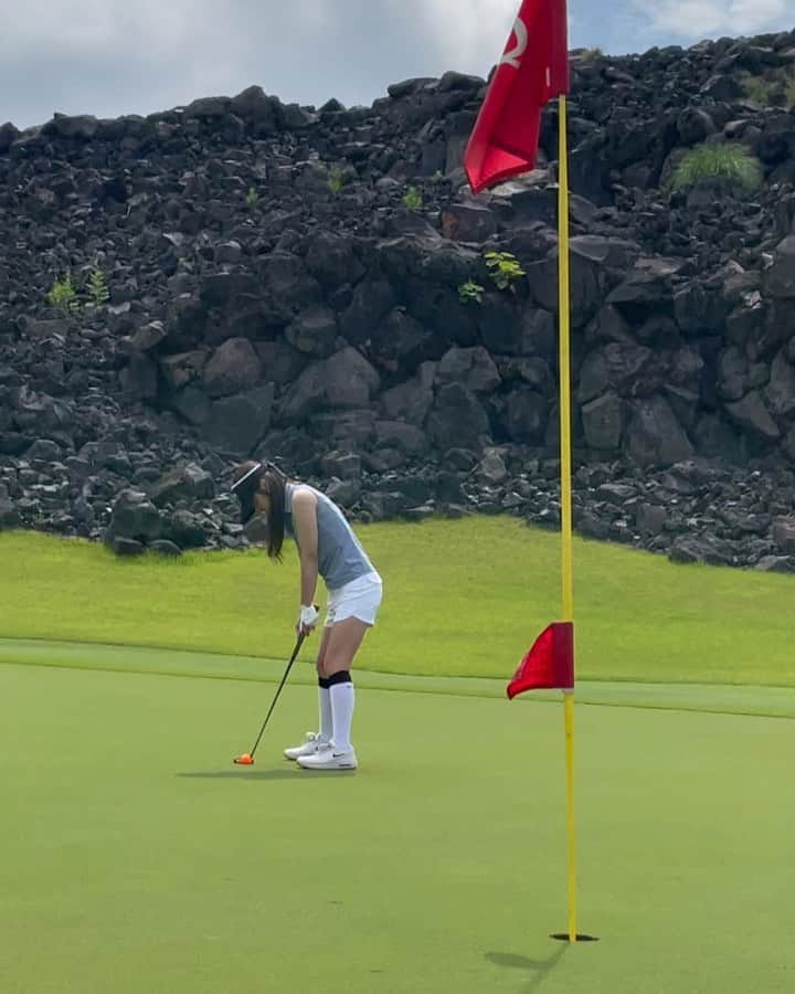 SARAKIMISAKIのインスタグラム：「久々に撮ってもらったパター動画⛳️ 入れたかったー！笑  私の大きな課題なので そろそろパター特訓をしたい所存です💪  ウェア @waacgolf  @waacjapan_official  . . . . . #吉井カントリークラブ  #ゴルフ #golf #⛳️ #ゴルフ女子 #ゴルフ男子 #ゴルフ好き #ゴルフ好きな人と繋がりたい #ゴルフ初心者 #ゴルフコーデ #ゴルフコーディネート #ゴルフスイング #スイング動画 #골프 #골프웨어 #골프스윙 #여행 #해외여행 #골프스타그램 #골프중독 #와인 #소주 #좋은시간 #ゴルフウェア #golfswing #golfstagram #golfgirl #golflife #lovegolf」