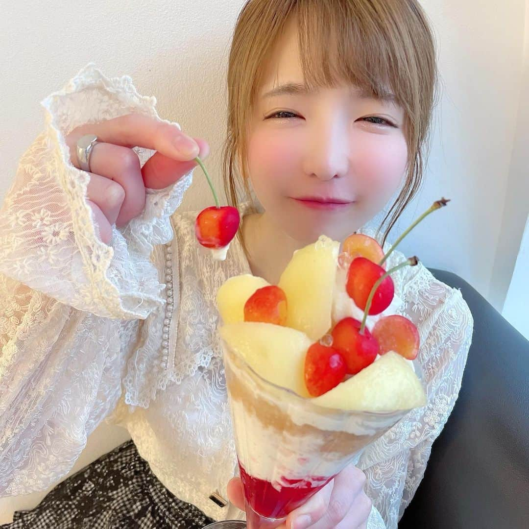 もえのあずきさんのインスタグラム写真 - (もえのあずきInstagram)「桃とさくらんぼパフェ🍒🍑🤤💓  #桃パフェ#さくらんぼパフェ#フルーツ部#フルーツ大好き#桃スイーツ#さくらんぼ狩り#フルーツパーラー #もえあず#もえもえきゅんきゅん #エラバレシ#大食いアイドル」6月26日 19時07分 - moeazukitty