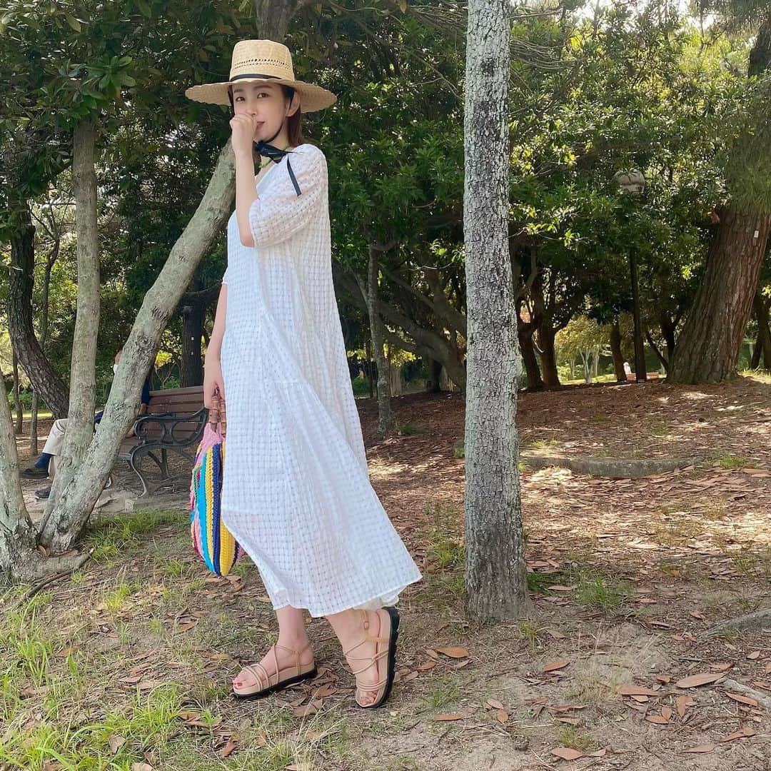 のインスタグラム：「この日はスザンヌさんday🍛 豚汁と書いてスザンヌと読むあの方プロデュースのワンピにサンダル🌿（豚汁の絵文字ないのつら）  一気にお上品な夏ガールに🌴 サンダルも何にでも合わせやすいくすんだピンクベージュで、しかも低反発な感じで歩きやすいよ☺️  そして今日のYouTubeはスタバのティーコラボのNKB（飲み比べ）をしてみたよっ🗣夕方にはよく売り切れてるから朝イチに行ってみた、、、本当は47都道府県のあれを飲みたかったんだけどね😇ストーリーズかプロフィールから飛んでくれたら嬉しいです🥰🙏 #吹き矢でも飛ばしよんか」