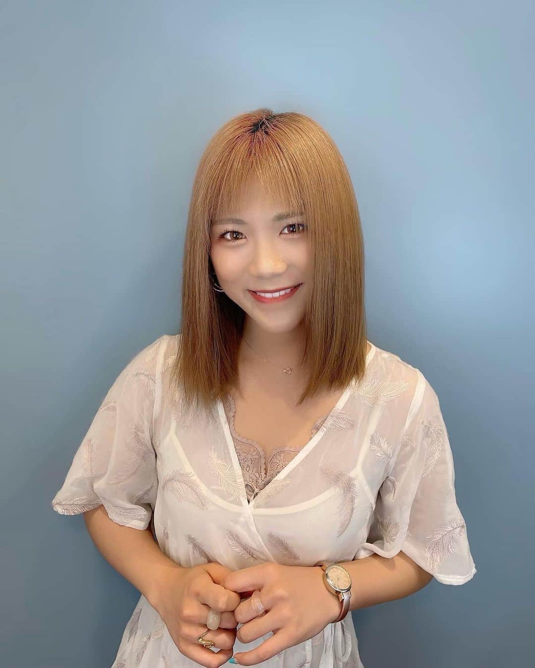 のインスタグラム：「ㅤㅤㅤㅤㅤ  ㅤㅤㅤㅤㅤ 今月も髪質改善いってきた〜💠 @resalon.umeda 🤍 番組で菅田将暉さんも行かれてたの皆さんご覧になられましたか、！！！📺 @resalon.co.jp   ㅤㅤㅤㅤㅤ ハイトーンでもこんっっなにサラサラツヤツヤ なれるんや〜て感動🥺💖 ビフォアフがすぎょい動画みてくださいっ！❤️‍🔥❤️‍🔥 ㅤㅤㅤㅤㅤ ㅤㅤㅤㅤㅤ 施術中もほんとにいつも楽しくて元気を貰います🥰 良い人すぎ！ @kadomatsu0614 🤣✨  ㅤㅤㅤㅤㅤ 色抜けてきたからまたカラーしにいくし、またホームケアもがんばる！ほんでまた髪質改善ケアしてもらいにいこーー😍  ㅤㅤㅤㅤㅤ いつもほんっとに髪の治安と、 私に元気を有難う御座います😭🥰💖感謝や〜🙏✨  ㅤㅤㅤㅤㅤ  ㅤㅤㅤㅤㅤ  ㅤㅤㅤㅤㅤ  #髪の毛 #resalon #resalon梅田 #髪質改善 #髪質改善サロン #straighthair #hairtreatments #トリートメント #ヘアメンテナンス #ヘアメンテ #hairmaintenance #髪の毛サラサラ #サラサラヘアー #haircolor #ハイトーン #hightonecolor #japanesegirl #日本女孩 #シースルーバング #シースルーバング #ストレートヘア #straighthair #くすみピンクコーデ #くすみピンク #夏ワンピ #夏ワンピース #mercuryduo #マーキュリーデュオ #小麦肌」