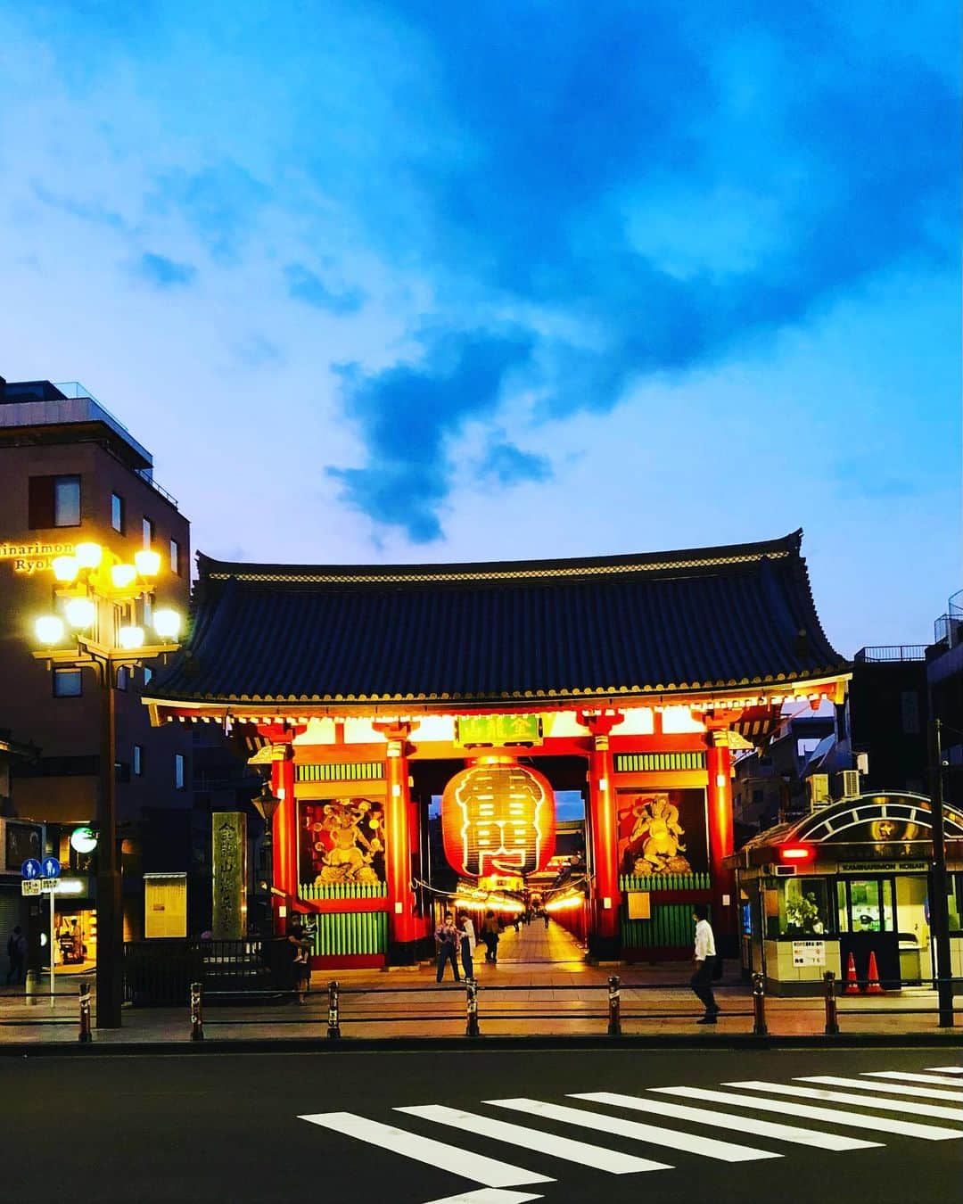マイケル富岡のインスタグラム：「浅草雷門 仲見世通り…閑散…never seen Asakusa so quiet #雷門 #仲見世通り #浅草 #閑散 #撮影 #ロケ #マイケル富岡 #タレント #俳優 #asakusa #actor #actorslife #shooting #location」