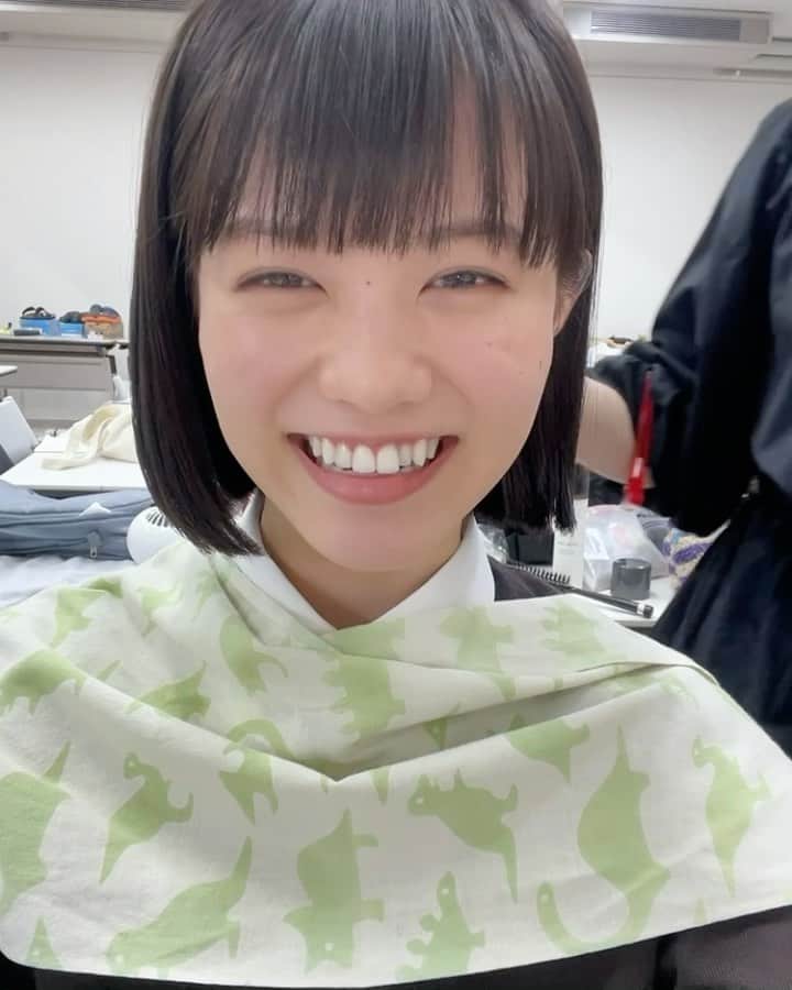 志田彩良のインスタグラム：「・ 毎朝こうして メイクさんの丁寧な職人技によって 麻里ヘアーは作られています。  完成！と思ったらもう少しでした😂」