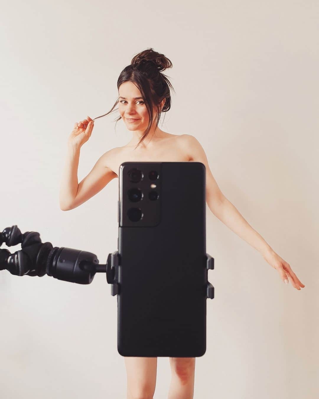 Joyce Ilgのインスタグラム：「*Werbung 😂 Es ist 5 vor 12, Zeit für ein Nacktfoto 🙊🙈 nee, ehrlich gesagt, hab ich keins auf meinem Handy hahaha. Ich nutze mein #GalaxyS21ultra aber so gerne für Fotos, Videos & Videocalls, da die Quali einfach mega ist. 4 Rückkameras und ne Frontcam mit 40 MegaPixel. Und aus den 8k Videos kann man hochauflösende Fotos mit der 8k Video Snap Funktion ziehen. Und falls ich mal nen Flitzer machen sollte und das filme, kann ich mir daraus ja ein Foto snappen 😂. Übrigens könnt ihr heute in meiner Story das Making Of zu diesen Fotos sehen... #TeamGalaxy #withGalaxy @samsunggermany」