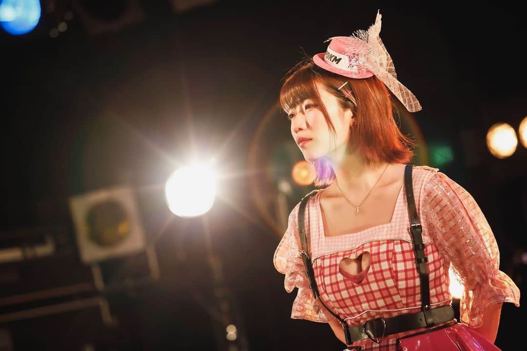 ぱいぱいでか美のインスタグラム：「ライブ好き♡ .  Photo by @sai_cho_823 ©YATSUI FESTIVAL!2021 先日のやついフェスで撮って頂いたライブ写真！ すごく素敵に撮ってもらえて嬉しいです☺️ ありがとうございました！ ライブ映像確認したりこうやって撮ってもらえたりすると 未だに自分ってこんな顔もするんだなって思う！笑 不思議な力があるね。ライブ大好き！ 今日の夜新しくイベントのお知らせあります✌🏻 お楽しみに〜 . #ぱいぱいでか美 #でか美ちゃん #やついフェス #YATSUIFES」