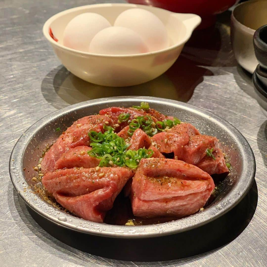 吉川ちかさんのインスタグラム写真 - (吉川ちかInstagram)「コスパ最強の絶品焼肉がいただけるヒロミヤ☺️💓 . ボリュームたっぷりの お肉のコースが楽しめるよ！ とにかくボリューム凄かった🤣💓 . それに、メニューにはドリンク飲み放題とライス食べ放題がついてるぺこ！ サービスがすごいよね👋💕 タンも厚切りだしレバーも新鮮。。 〆の麺も最高に美味しかった！ . #ヒロミヤ#焼肉屋#焼き肉屋#予約困難店 #予約困難 #美味しかった#焼き肉コース#幸せ」6月26日 20時16分 - yoshikawachika_1116