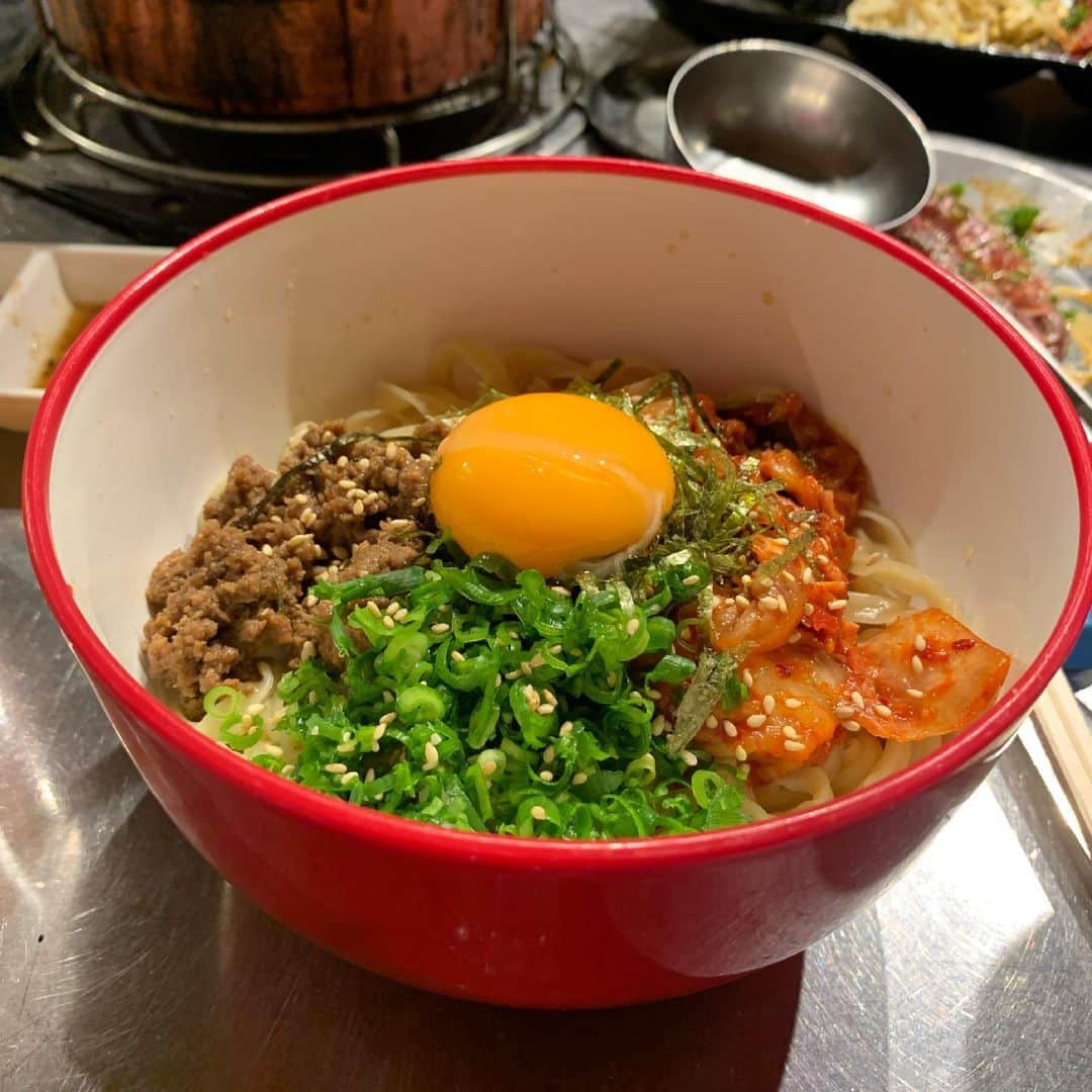 吉川ちかさんのインスタグラム写真 - (吉川ちかInstagram)「コスパ最強の絶品焼肉がいただけるヒロミヤ☺️💓 . ボリュームたっぷりの お肉のコースが楽しめるよ！ とにかくボリューム凄かった🤣💓 . それに、メニューにはドリンク飲み放題とライス食べ放題がついてるぺこ！ サービスがすごいよね👋💕 タンも厚切りだしレバーも新鮮。。 〆の麺も最高に美味しかった！ . #ヒロミヤ#焼肉屋#焼き肉屋#予約困難店 #予約困難 #美味しかった#焼き肉コース#幸せ」6月26日 20時16分 - yoshikawachika_1116