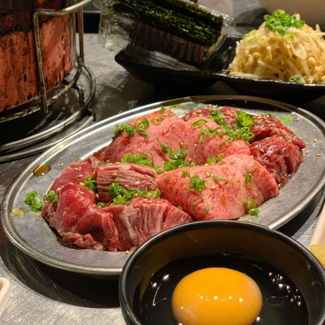 吉川ちかさんのインスタグラム写真 - (吉川ちかInstagram)「コスパ最強の絶品焼肉がいただけるヒロミヤ☺️💓 . ボリュームたっぷりの お肉のコースが楽しめるよ！ とにかくボリューム凄かった🤣💓 . それに、メニューにはドリンク飲み放題とライス食べ放題がついてるぺこ！ サービスがすごいよね👋💕 タンも厚切りだしレバーも新鮮。。 〆の麺も最高に美味しかった！ . #ヒロミヤ#焼肉屋#焼き肉屋#予約困難店 #予約困難 #美味しかった#焼き肉コース#幸せ」6月26日 20時16分 - yoshikawachika_1116