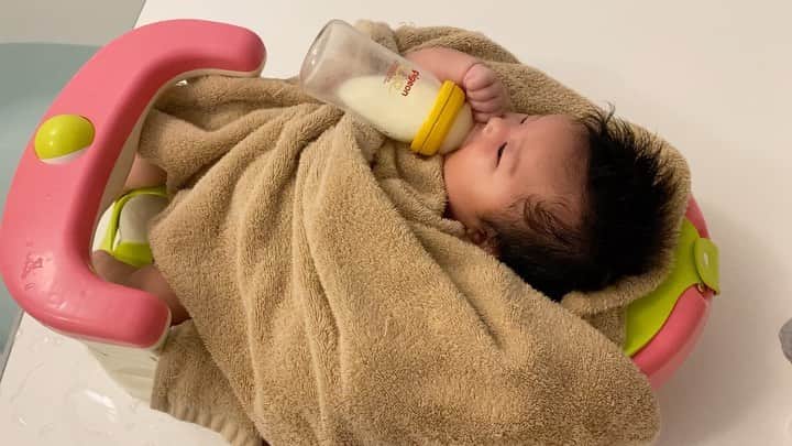のインスタグラム：「赤ちゃんをお風呂に入れる時って、大人1人だと大変😩 里帰りの時は家族がサポートしてくれたけど、そろそろ東京戻る〜！って時期からこのイスを使って、1人でも赤ちゃんが泣かないルーティンを習得しました😙✌️ 今では、お風呂上がりにそのままミルクを飲むまでに🍼笑 器用で、驚いた！w （口が疲れちゃうからずっとじゃないです^ ^） このほんのちょっとの時間に、自分の着替えと、顔パックと、流さないトリートメントを髪の毛に塗る事が出来た😍 これはめちゃんこ嬉しい😂 焦ってる時はそれどころじゃないから、助かりました😘  #湯船が大好き  #赤ちゃん #ポカポカおふろ  #喉がかわくよね  #4月生まれベビー  #令和3年ベビー  #令和ベビー #令和3年4月ベビー #ママと繋がりたい #赤ちゃんの笑顔　#スマイル育児 #子育てぐらむ #成長記録 #こどものいる暮らし #東京ママ #帝王切開 #生後1ヶ月 #生後0ヶ月 #赤ちゃん #あかちゃんのいる生活 #シングルマザー」