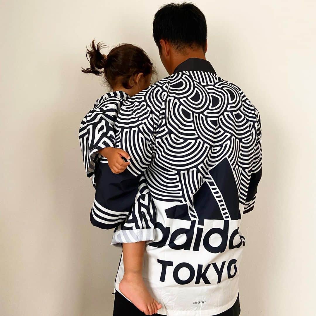 山沢拓也のインスタグラム：「Hiroko Takahashi Collectionを着て家族で夏気分。  お揃いのグラフィックがいい感じ👌 @adidastokyo #takahashihiroko #createdwithadidas」