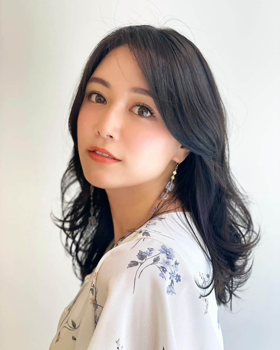 石井里奈さんのインスタグラム写真 - (石井里奈Instagram)「こんばんは❤ . 最近すっかり夏日和で夏ワンピが映えますね✨ 先日数年マツエクを付けました👁 LEDでつける @ledextension 👁 御徒町にある @soluna_ueno で！ . 長さはナチュラルな11ミリで両目で400本！目尻はJカールでそれ以外はCカール❣️ 目力がでて本当アイメイクがいらない外人風の目元に変身しました💕 beforeafterも撮ったのでみてね！ . ヘアも @sota.nana に @shiseidopro_jpn のトリートメントをしてもらってツヤツヤ💕 とっても嬉しくて写真を撮ったら笑顔が溢れてました笑 . dress... @beradiance_official  . そして！今日はたくさん @rinaduce ご来店ありがとうございました❤️ いつも支えてくださってる沢山の人とお会いできて本当嬉しかったです🥰 パワーたくさんいただきました✌️💕 おかげさまで大盛況で店頭在庫がラス1のものも多いので、ウェブでも4日までは20％オフですので是非チェックしてください❤ @rinaduce  . 今日もお疲れ様でした🧡 . #りなまるメイク #ledextension #LEDエクステ #マツエク #まつげエクステ #まつげ #まつげパーマ #アイメイク #ヘアトリートメント #shiseido #eyelash #eyelashextensions #eyemakeup #blackhair #黒髪 #資生堂 #資生堂プロフェッショナル #beradiance #夏コーデ #ヘアアレンジ #巻き髪 #hairarrange #curlyhairstyles #curlyhair #外人風カラー #外人風 #ハーフ #ハーフメイク #笑顔 #smile」6月26日 20時19分 - ri7tin1025