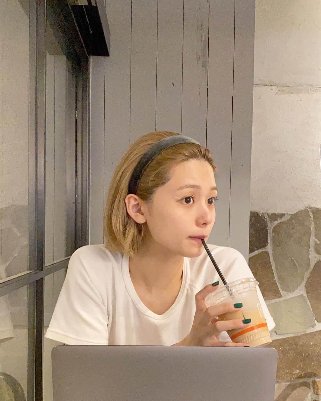 足立佳奈のインスタグラム：「まつげ伸びとるねぇ、  びつくり。笑  #最近前髪が定まらず #このような髪型に... #それからどうでもいいけど #やっぱり緑がスキ」