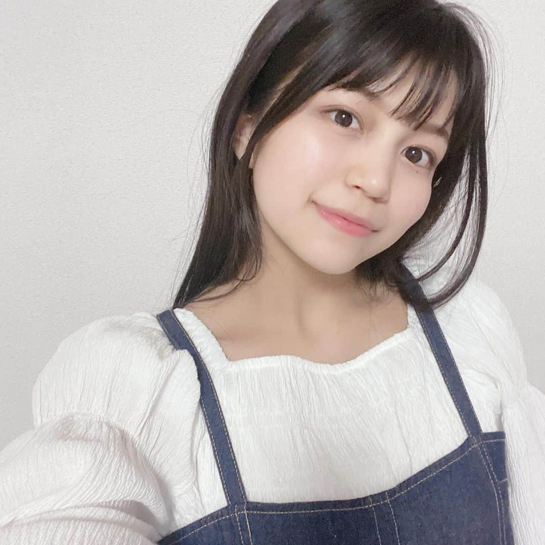 北川花音のインスタグラム：「チークをつけてないのに 蚊にかまれてしまって ピンクになってる笑🤭  #白ブラウス  #デニム  #北川花音  #ニコラ  #nicola」