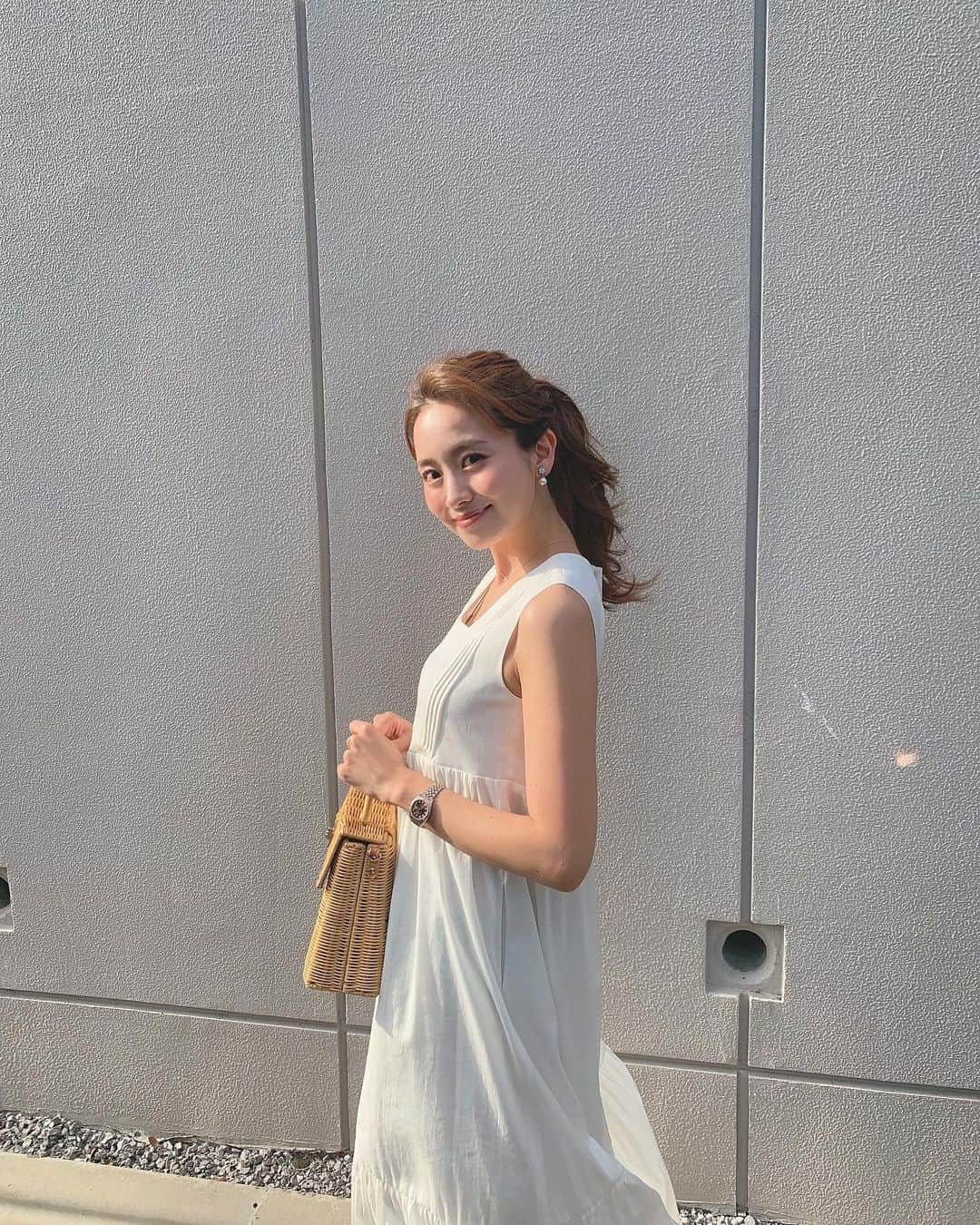 曽田茉莉江さんのインスタグラム写真 - (曽田茉莉江Instagram)「久々にここまでガッツリな双子コーデをしました👭笑 　@m_maglie_le_cassetto_official  さんの展示会でオーダーが被ったの🤣 結衣ちゃんがお家に来てくれた時にこのワンピを着てきたので私も着替えて2人でパシャリ📸  夏はねやっぱり真っ白なワンピ着たいですよね🍍🌴 海とか行きたい🥺🥺 ここのお洋服は本当シルエットが美！ サラッと楽に着れるワンピですら首の空き具合が綺麗🤦🏼  #fashion #ootd #m_maglie_le_cassetto #onepiece #summer #ファッション #ファッションコーデ #ワンピース#ワンピースコーデ #大人かわいい #夏コーデ #白ワンピ #双子コーデ」6月26日 20時41分 - marie_soda_