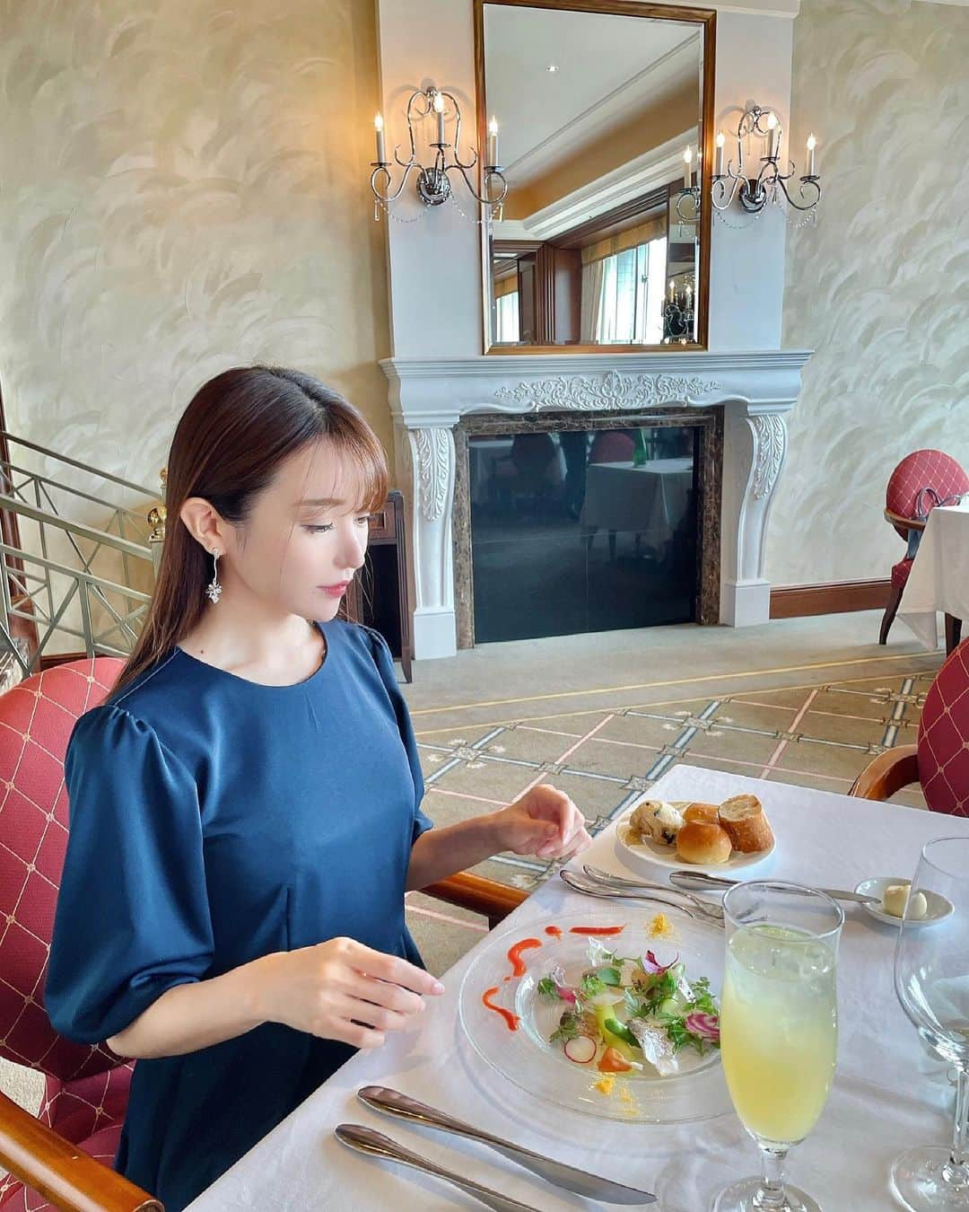 松岡里枝さんのインスタグラム写真 - (松岡里枝Instagram)「ランチ🍽💐  ワンピース @efla_official  イヤリング @efla_official  バッグ @valextra  シューズ @ferragamo   バルーンスリーブが可愛くてお気に入りのワンピース😍💕💕 シンプルなデザインなので上品に見えます💗  シンプルなワンピにシルバーイヤリングで清楚な雰囲気に💙 このイヤリングもシャラシャラのフラワーモチーフで、清楚だけど存在感があって可愛いの😍❣️  #lunch #french #restaurant #efla #valextra #ferragamo #私服 #エフラ #ランチ #フレンチ #ヴァレクストラ #フェラガモ」6月26日 20時57分 - okarie1023