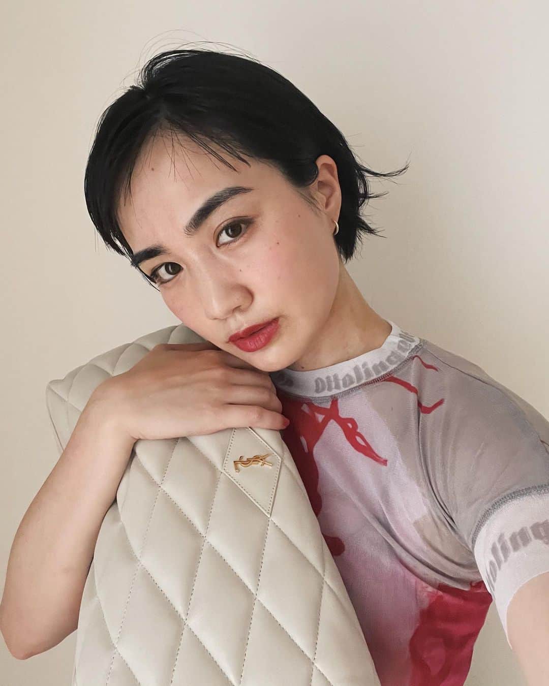 渡邉香織のインスタグラム：「ふかふかの枕みたいなそれはそれはかわいいクラッチ☁️ 今年はどんな年になるかな！」