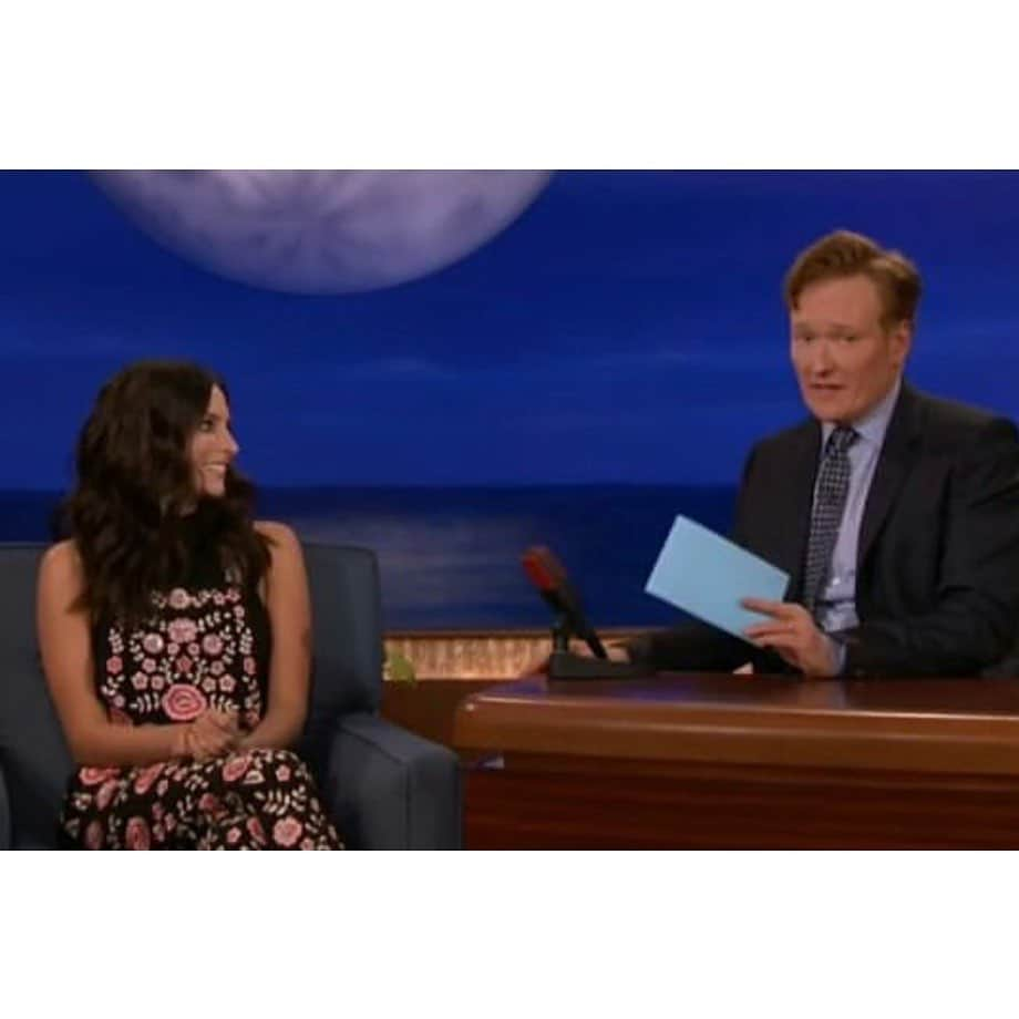 ジェネシス・ロドリゲスのインスタグラム：「Goodbye @teamcoco I loved being in the chair with you couple of times. You were so kind and generous to me. You gave me the platform to speak on immigration and also fulfill my life long dream of crying and eating in a scene. You are a legend  and excited to see what’s next for you! Suerte en todo Conan!」