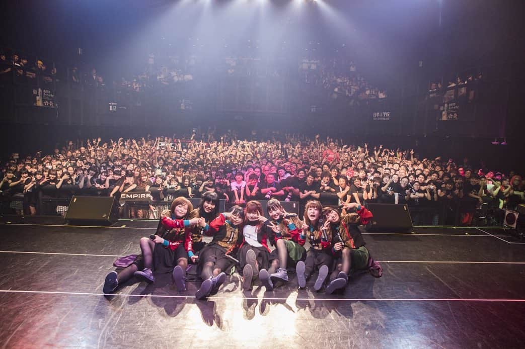 MAYU EMPiREのインスタグラム：「11/23 EMPiRE’S SUPER ULTRA SPECTACULAR SHOW 幕張メッセイベントホール 完売しました。本当に本当にありがとうございます😭  なにより現段階での最大キャパで、いっちばん多くのエージェントに会えることがめちゃくちゃ嬉しいです！！  活動開始当初から、自分たちの身の丈に合わないことをたくさんさせてもらっている感覚で、わからないなりにしがみついて必死にやってたけど、今から思えば正解ばっかり選んできた道じゃなかったと思う。  でもその時その時でエージェントとメンバーとスタッフさんと、みんなでちゃんと確かめ合いながら丁寧に歩んできた道でもあるなと思うんです。  上手くできなかったことや、悲しかったこと。もちろん楽しかったことも。幕張メッセイベントホールに立つって決まったとき、こんな言い方は違うかもしれないけどそれら全てが清算されたような気持ちになったの。  全部ちゃんと今に繋がってるんだなって思えたんだー。  そしてやっとエージェントにでっかくお返しができるときが来たぞ！！って思った。  今わたしたちが幕張メッセイベントホールに立てるのは、EMPiREに触れてくれたみんなと過去を丁寧に繋いできたからで、全然背伸びなんかじゃなくて。  だからこそ幕張は、ちゃんと今のEMPiREとエージェントで作る時間を存分に味わいまくって、そんでここからみんなでまた一歩踏み出せる日にするね。  たくさんの愛をいつもありがとう。幕張で必ず返します。  もちろんこの先もずっとね！  楽しみにしててください。  ❤️‍🔥」