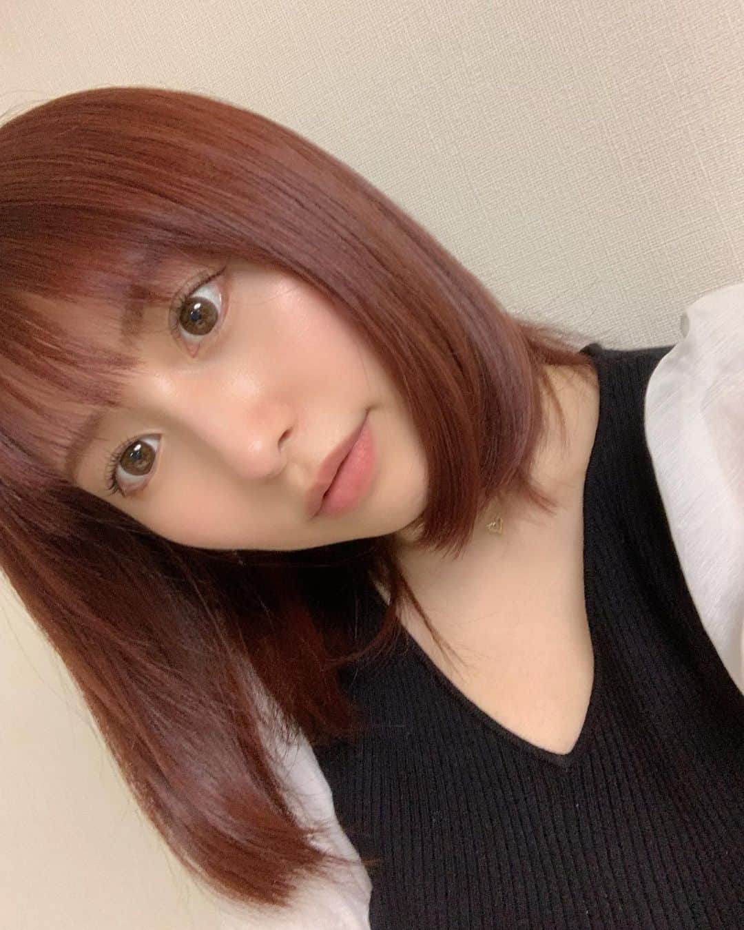 のインスタグラム：「💖 . . やほー。 何してる？ . 今日も暑かったねぇ。 . 美容院に行ってきたよ。 大好きなカリスメの元へ。 . ピンクにしてもらいました。 お気に入り。 一生このままで居たいくらい😍 . いつもありがとうございます！ . . 明日は早起きなんだ。 4:30には起きたいんだけど 起きられるかなぁ。 . 早起きって緊張するから なかなか眠れないんだよね。 頑張ります！ . . #newcolor #colorchange #haircolor #pink #vaice #shibuya」