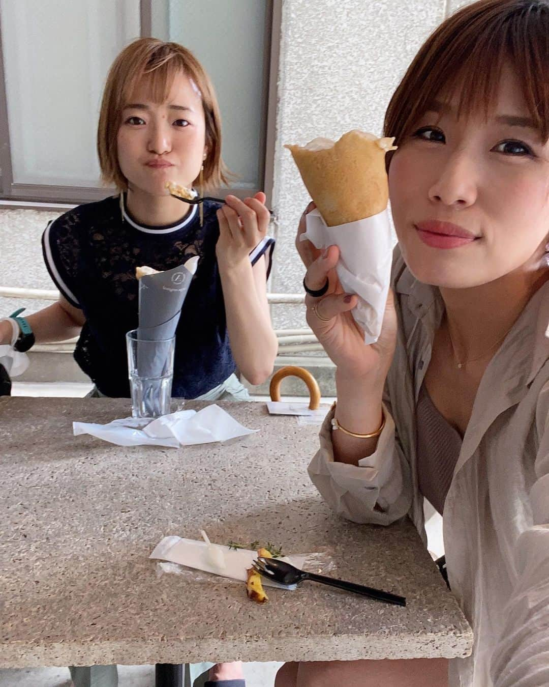 きゃっするひとみーさんのインスタグラム写真 - (きゃっするひとみーInstagram)「いつかの ちひろちゃんとはるぴ😍😍❤️  はるひちゃんおすすめのお店がどれも美味しそうやった😭✨ でもこのクレープ2000円くらいするんやけど、大阪でも売れるかな？ってそんなんばっか考えてた😂笑  大好きな友達と美味しいものを食べてたわいない話は幸せ✨  久々に気にせず食べた日☺️✨✨  mipメンバーの皆様にもご挨拶できた☺️✨✨今度は走りたいな😍  -------------------------------🏯  毎週火曜日19:30より ランニングベース大阪城で練習会✨  来週29日は特別編✨✨ 野見山コーチをお迎えして動き作りドリルをやります！ ランニングフォームで悩んでる方もぜひ参加してくださいね☺️✨✊✊  ☑️サブフォー目指したい方向け✨ 初級クラス →10km程度走ります。 メニューは毎回変わります☺️ インターバル走や坂ダッシュなども✨  ☑️とにかく走ってみたい方向け✨ 超入門クラス →5-6kmほどをゆっくりと走ります。 大阪城を観光しながら楽しく走りましょう✨  隔週でクラスが変わるので、モシコムにて 🔍大阪城　で検索してください✨  ランベース使用料込み1500円です☺️ お待ちしてます😍✨  #大阪城 #大阪城公園  #マラソン #ランニング #ランニング女子  #ランニングウェア  #airmax95  #レギンスコーデ  #レギンス女子  #ランニングタイツ #駒澤 @patisserie.asakoiwayanagi」6月26日 21時19分 - takaxjumppp