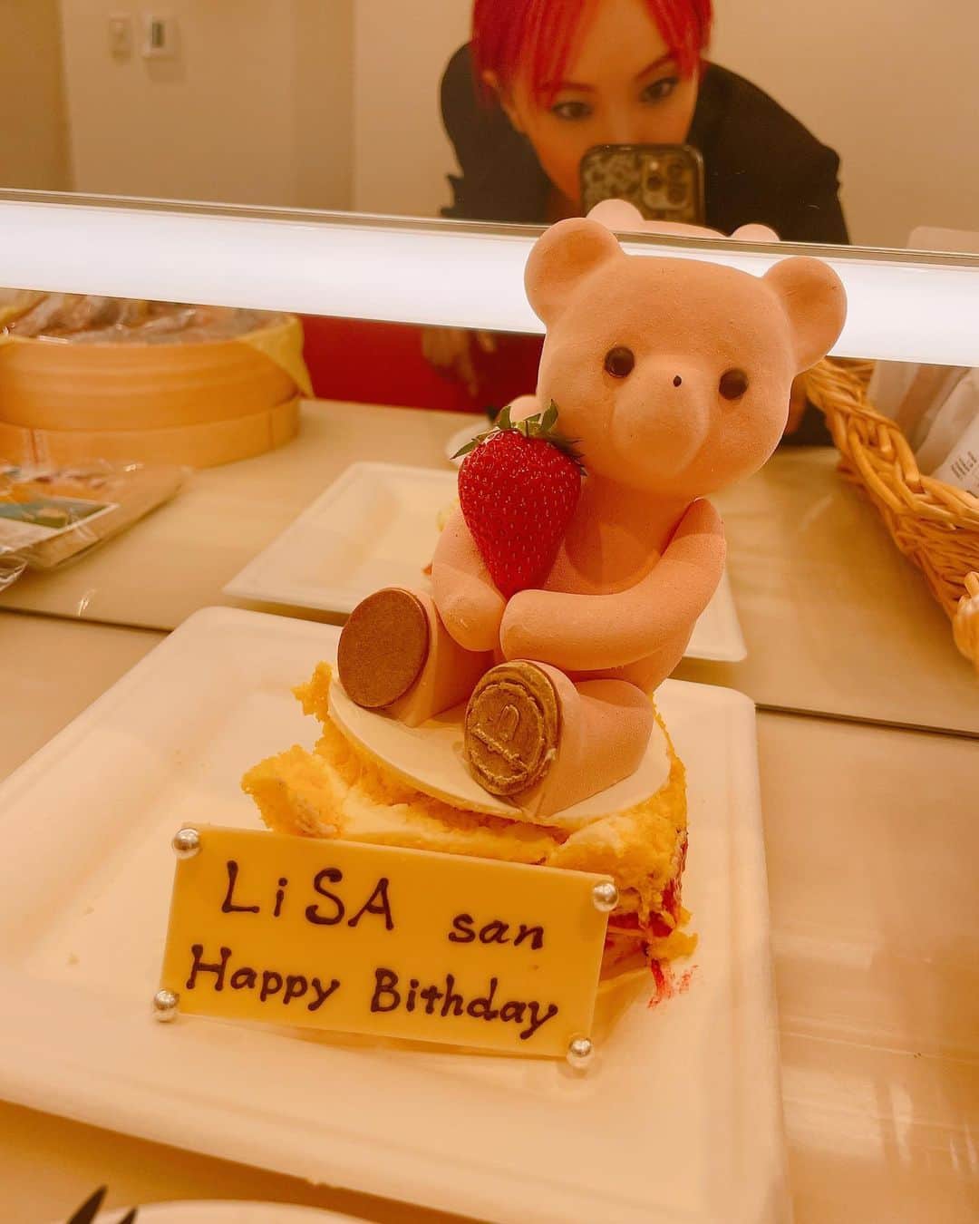 LiSAさんのインスタグラム写真 - (LiSAInstagram)「毎日お誕生日のお祝いしていただいて幸せ延長🥺❤️🎂🧸ホワイトチョコくま🧸かわいくて美味しいお祝いいただいた🥺🧸🎂」6月26日 21時24分 - xlisa_olivex