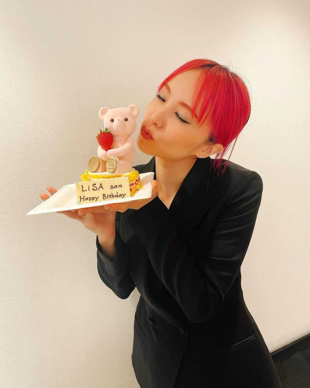 LiSAさんのインスタグラム写真 - (LiSAInstagram)「毎日お誕生日のお祝いしていただいて幸せ延長🥺❤️🎂🧸ホワイトチョコくま🧸かわいくて美味しいお祝いいただいた🥺🧸🎂」6月26日 21時24分 - xlisa_olivex