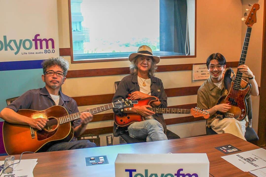 ハマ・オカモトのインスタグラム：「TOKYO FM 『Monthly Artist File -THE VOICE-』  Char×奥田民生×ハマ・オカモト (敬称略)  という3人でお喋りと演奏。  久しぶりにお2人と会えて話せて演奏できて、後輩はとても幸せでした。」