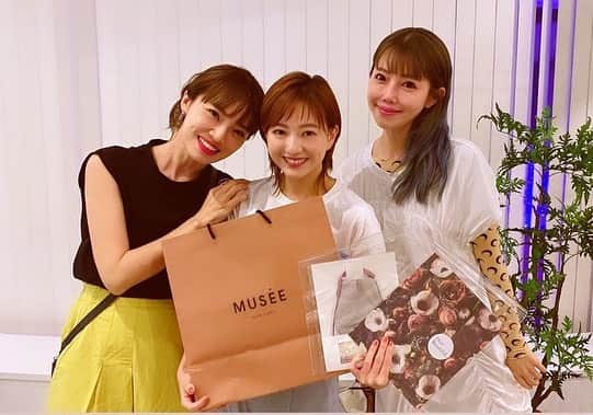 のインスタグラム：「･ 『春名亜美、ミュゼ卒業パーティー』と勝手に呼んでいる 全4日間のポップアップショップ🧑‍🎓🌸 ･ 3日目が無事終了しました🤗 ･ ちなみに今日は吉野家を食べる事はできませんでした😂😂😂 ･ みんなに吉野家愛(2日目)を語るとたまに食べるからいいんだよ！という結果になりました🥲 ･ 今日の反省点はヒールのパンプスを履いていってしまったこと。 足の裏が剥がれそうになっています。。。 ･ ラスト1日、楽しくショップ店員体験をしたいと思います🤗 ･ なかなか会えてなかったお友達にも会えて嬉しいです🌹🌹🌹 ･ ･ @fromfirstmusee  @dear_beautiful__  時間：11:00〜19:00 場所：〒150-0001 東京都渋谷区神宮前１丁目１７−１  原宿ル・ポンテ 2F  Re:see JR山手線原宿駅 竹下口徒歩30秒 東京メトロ各線明治神宮前駅 2番出口徒歩2分」