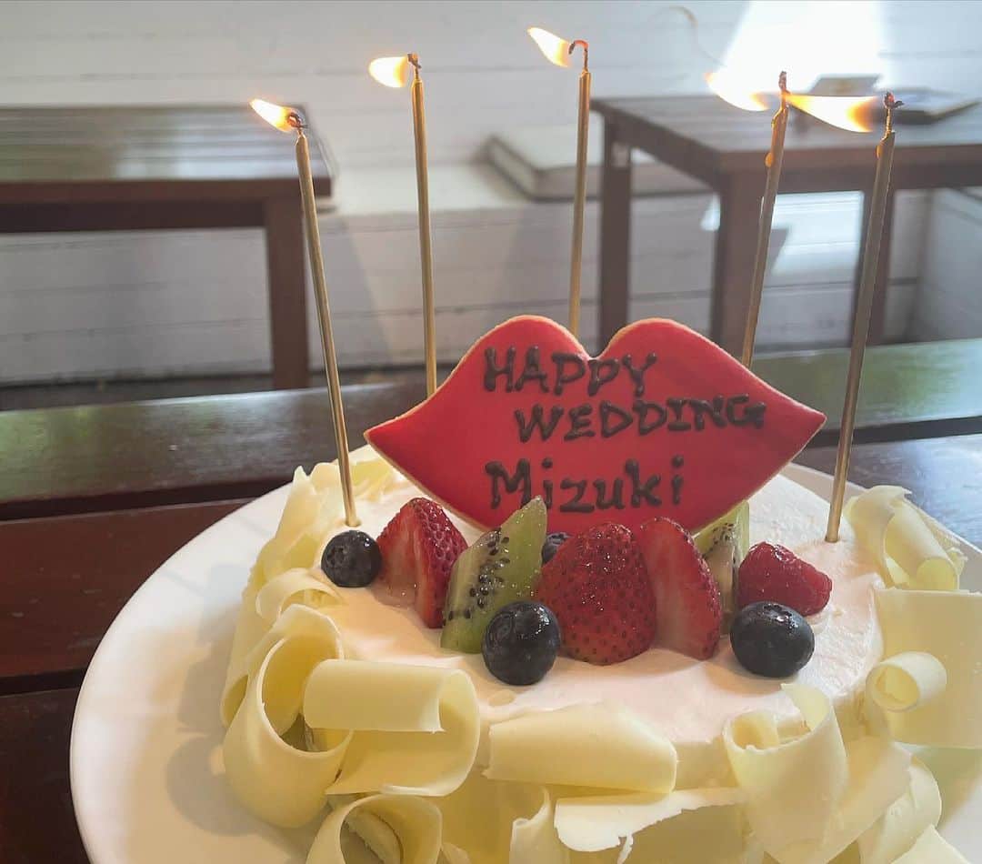 西川瑞希（みずきてぃ）さんのインスタグラム写真 - (西川瑞希（みずきてぃ）Instagram)「癒しのわんこ会🐶だいすきなみんなに囲まれしあわせいっぱいの中、結婚のお祝いまでしてくださって…ほんとうに嬉しかった日🎂❤︎  かわいすぎるケーキも。。本当に本当にありがとうございました😭  やっぱり落ち着くなぁ、自然体でいられる場所❤︎いつまでもこうして仲良くしてくださることも、すごくすごく、嬉しいです。  2枚目、ティアちゃんがくみちゃんにチュー💋してる//笑 (ティア＆リリーも大喜びでした🌼)  ゆきちゃんがだっこしてる子はくみちゃんちの茶々君！動きもお顔も全て可愛かったぁぁぁ✨  おかりえちゃんがYouTubeにアップしてくださった動画もほっこりすぎて…何度も見ちゃってます🌿またゆっくり集まれますように☀︎  #love #happy #mybaby #わんこのいる生活 #癒しの時間 #ランチ」6月26日 22時01分 - mizuki_nishikawa_