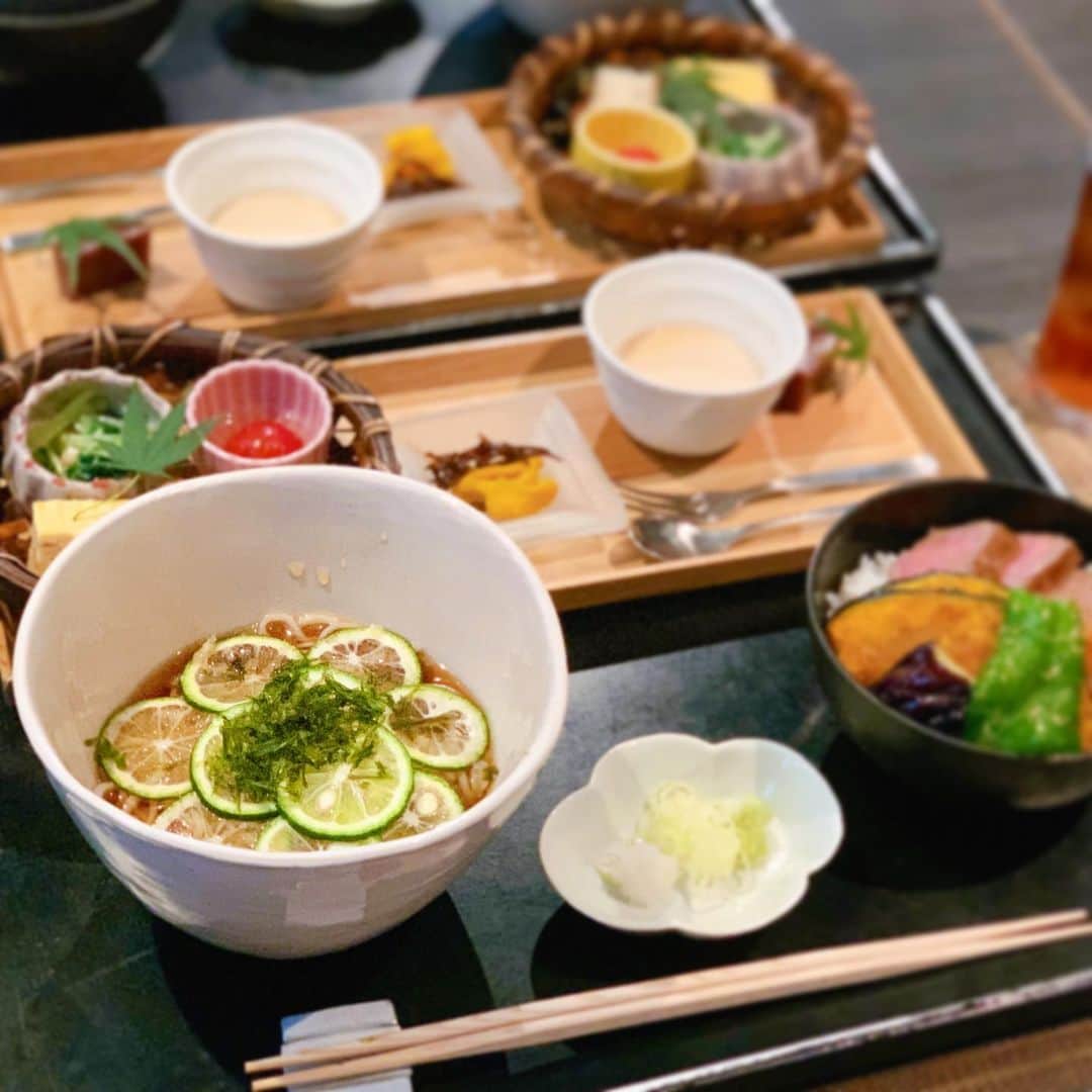 お取り寄せ手帖web 記者：AnNAのインスタグラム：「緊急事態宣言が開けたので、 𝟣週間遅れで、両親と父の日のランチへ！ ⁡ ⁡ と思っていたのですが、 予約をしていたはずのお店で、 なんと、予約がされておらず、、、という事件が発生。 （お店側のミスとのことで謝罪して頂きました、、、） ⁡ 仕方なく、他のお店を探すため周りをぷらぷら。 懐石料理を頂く予定だったので、 どうにも和食が食べたい。 和食のお店はないものか、と思っていたところで見つけたお店。 ⁡ ⁡ 今の季節にぴったりの、 すだちの蕎麦と、ミニステーキ丼がセットになった、 お好み御前を頂きました！ ⁡ 清涼感のあるすだち蕎麦は、 麺のコシと、大根おろしのさっぱり感も相まって、 爽やかで美味しかったです！ ⁡ ⁡ ⁡ 最初に予約をしていたお店は、 またの機会にリベンジしようと思ってます！　 ⁡ #ふた川 #元町ふた川 #蕎麦 #すだち蕎麦 #ステーキ丼 #和食 #元町 #元町ランチ #チャーミングセール #お取り寄せ手帖 #丸の内OL #横浜ランチ」