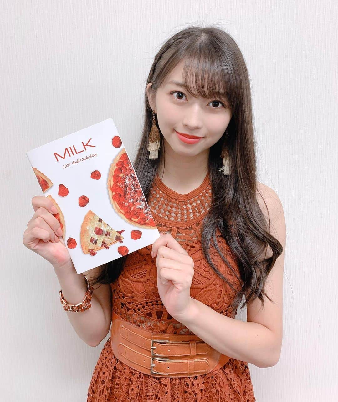 牧野真莉愛さんのインスタグラム写真 - (牧野真莉愛Instagram)「♡ ♡ 🍓💖MILK💖🍓 2021 Fall Collection🍒 🎀 MILKさんのカタログ、とってもかわいいおいしそう🍒❤️ MILKさん❤️LOVEりんです💕 ＆ 今日のまりあ🐰 ♡ ♡  #MILK 🍓🍒 #モーニング娘21 #morningmusume21 #牧野真莉愛」6月26日 22時21分 - maria_makino.official