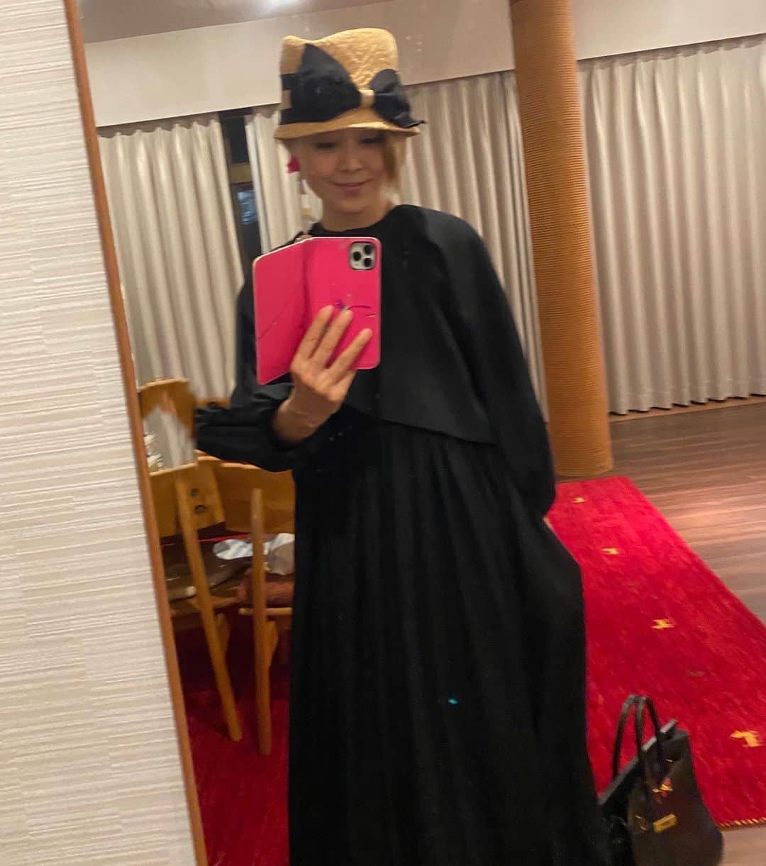 熊谷真実さんのインスタグラム写真 - (熊谷真実Instagram)「せっかくドレスアップしたのに、写真撮ってもらうの忘れて。  自撮り。 ツーピースなの、このドレス。 着物の生地でできてるドレス 動くと綺麗 #着る機会できてよかった #熊谷真実 #たまにはドレスアップ #ドレスアップ #着物リメイク」6月26日 22時25分 - mami_kumagai310