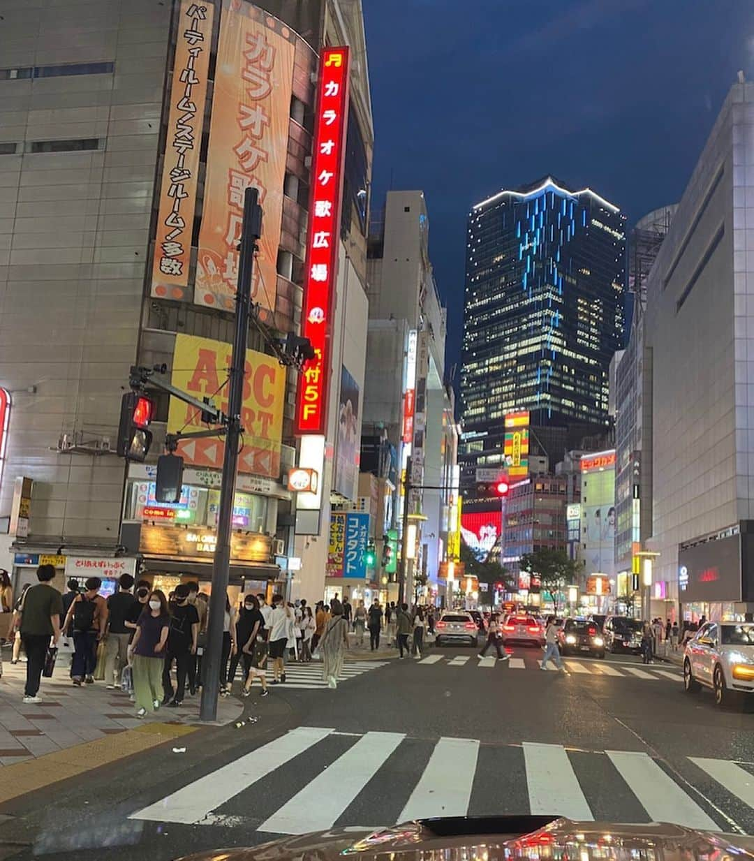 市川海老蔵 （11代目）さんのインスタグラム写真 - (市川海老蔵 （11代目）Instagram)「With Reika Driving and glancing at the city of Tokyo without getting out of the car... * 麗禾と 車からは降りずに 眺めてのドライブ、  #市川海老蔵 #海老蔵 #成田屋 #歌舞伎　 #成長記録 #子育てぐらむ #子供のいる暮らし #子どものいる暮らし #子育て日記 #children #childphotography #daughter #son #ABKAI #ABMORI #ebizoichikawa #ebizo #kabuki #thunderparty #ebizotv #theater #theaterarts #actor #japan #classic」6月26日 22時43分 - ebizoichikawa.ebizoichikawa