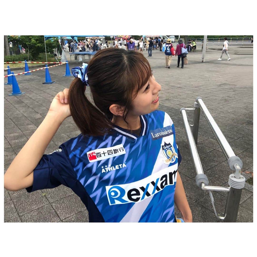 のインスタグラム：「🏟 . カマタマーレ讃岐vsロアッソ熊本 きょうは中断前、最後のホーム戦🙌 後輩とお揃いで #ハローキティ とコラボの シュシュを買いました❣️かわいい🤤 . 頑張って写そうと思ったけど 横向く以外の方法はありませんでした笑 . #高橋拓也 選手のPKスーパーセーブ👼  #薩川淳貴 選手のドリブルからのクロスパス #栗田マークアジェイ 選手のタイミング💮な 待望の今季初ゴール！ ナイスアシスト・ナイスゴールでした✨ . きょうは1-2で残念ながら負けてしまいましたが たくさんのサポーターも駆けつけて 何度も盛り上がるシーンがありました🙋‍♀️ . 次のホーム戦は8月28日⚽️ 勝ち試合、次こそ見ましょう！！ . ファジもカマタマも次節こそ勝利💪 . #サッカー #j3 #カマタマーレ讃岐  #最近力を入れているというグッズ  #シュシュ #購入してみました #肝心のデザイン全く見えない笑 ちなみに#タオル も左手に握りしめてます🤣」