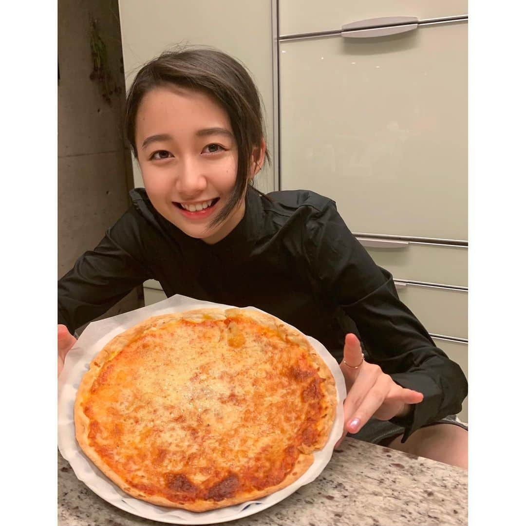 木村心美さんのインスタグラム写真 - (木村心美Instagram)「この時間に食べるピザは罪の味がしますが美味しいですね〜。。。 ・ お誕生日！！！おめでとう！！！ございます！！！オレンジレアチーズケーキめちゃくちゃ美味しそうで可愛いです。。。 ・  #花江夏樹さん誕生祭2021  #花江爆誕30」6月26日 22時54分 - cocomi_553_official