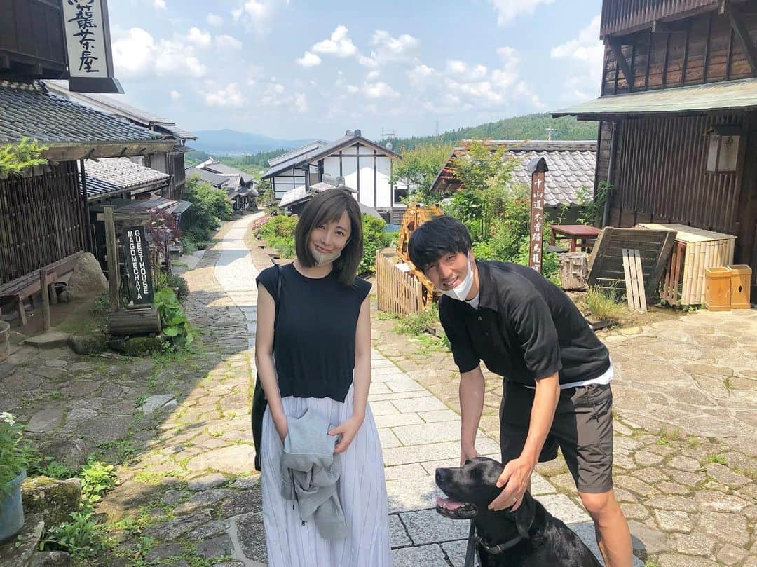 原口るりこのインスタグラム：「. . 〈原口家のオフ🌿〉  #犬旅 次に原口家が訪れたのは #馬籠宿#妻籠宿 🌿 江戸時代の風情ある家が並ぶ 当時の宿場町✨ . ドイツに帰ったら 友人に見せてあげたい動画や 素敵なお土産を買えました♡ . #おやきや五平餅も食べました♪ #オフ前半の主人とはいろいろ食べ歩き出来て楽しい🥰 （後半からは調整しはじめるので 一緒になんでもは食べられないのです🥲） #私こそ調整せねば… #どんどん肥えてる…🐖 . . 写真の9枚目、10枚目は #福井県 #レインボーライン山頂公園 綺麗な景色で #かわらけ投げ をしてきました😆 カイ君の願い事は… 《主役になりたい by.カイ》 普段、 主人の実家にいるカイくんは 4頭飼いのうちのひとり🌿 その中でも 優等生のカイくんは なんでも出来てしまうし、 誰にでも譲る優しい子なので 主役という立場になることが あまりありません🌿 #手のかかる子が目立ちがち😂♡ . そんなカイくんのために 主人が書いた願い事。 これが…なんと 次の日叶うとは🙊！！ . この続きは またの投稿で☺️✨」