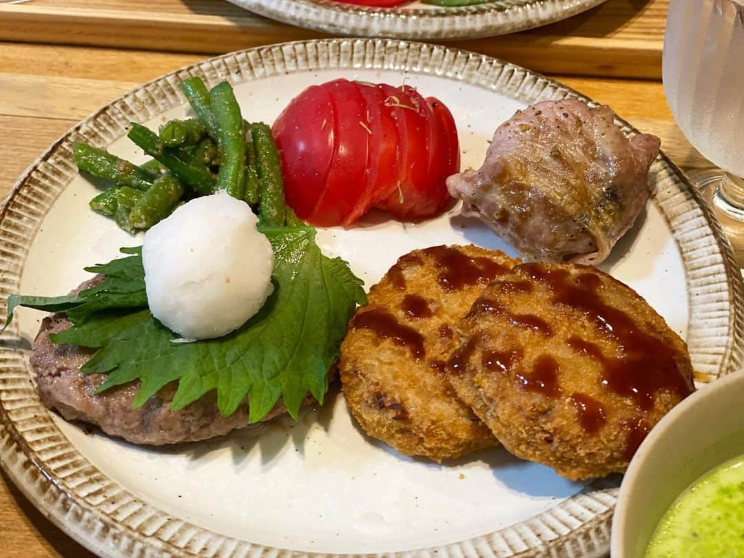 クロさんのインスタグラム写真 - (クロInstagram)「昨日の晩御飯👩🏽‍🍳🤍  肉だらけご飯🐃🐖🐓   ✔︎松阪牛のお惣菜セット（ハンバーグ,メンチカツ,コロッケ） ✔︎インゲンの胡麻和え ✔︎クレイジーソルトマト🍅 ✔︎マッシュルームのチーズ豚巻き ✔︎鶏ムネ肉とキャベツの中華炒め（しめじとミョウガ入れたよ/作り置きだよ） ✔︎ほうれん草のポタージュ ✔︎白米&スーパー大麦&アマランサス&黒米 ✔︎デラウェア（ちょっと安さ感じた） でした！！ ⁡ PRでいただいた「松阪牛お惣菜Bセット」 とてもジューシーでどれも最高！簡単！最高！ ハンバーグの肉肉しさがかなり好みでした◎ ⁡ 「父の日ギフト」として届いたものなので両親を呼んでみんなで仲良く食べました〜☺️☺️☺️ ⁡ 👉🏽7枚目… もうこの大根おろしのお皿落とすのとか、狭い場所でやってるのが悪すぎて、私がごめんだよね。 この後、エルサのドレスは久しぶりに洗濯に出されました。 詳しいレシピなどはブログに書いてます✍🏽✍🏽   #子どものお手伝いしたい気持ちが暴走するのでお手伝いええ感じの考えるの疲れて卵大量に割ってもらった上手に割れるからすごいYouTubeのおかげだろう #他にはマッシュルームにチーズ詰めてもらった #ほうれん草のポタージュの彩度すんごい #松坂牛お惣菜セット #定食ご飯 #今日の晩御飯 #つくりおき食堂まりえ #お家ごはん #おうちごはん #時短ご飯 #dinner #簡単レシピ #レシピ #電子レンジご飯 #時短レシピ#yummy #delistagrammer #homecooking #tokyo #japanesefood #instafood #foodstagram #クロリサ的自炊 #おうちご飯 #クッキングラム #晩ごはん #instagood #instalike #tokyo #可愛い #大好き」6月27日 0時17分 - kuro_risa