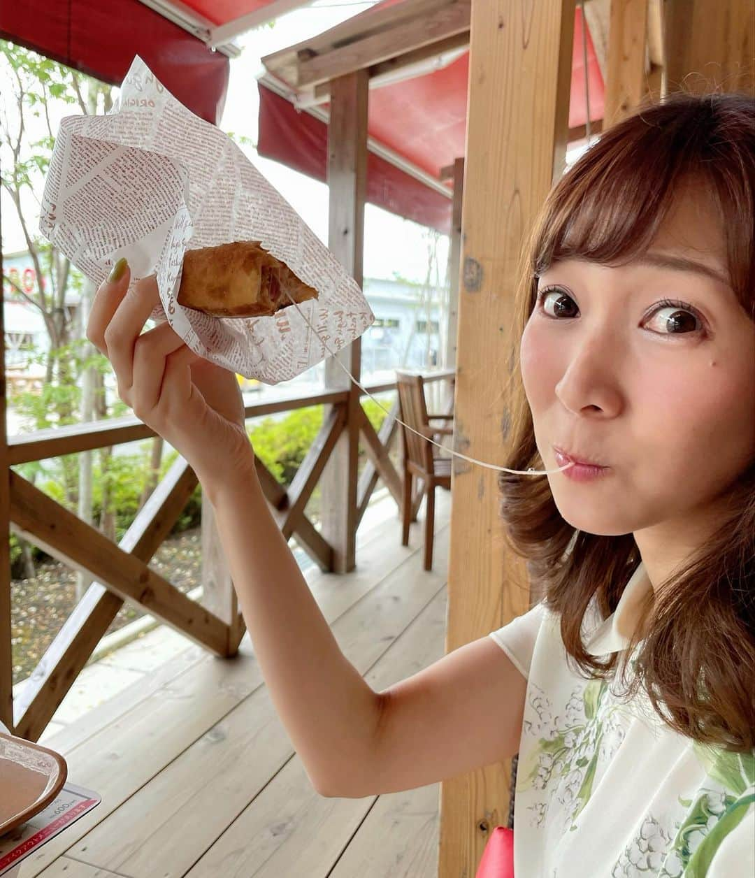 小野澤玲奈のインスタグラム：「久々のお出かけ🐂  心がのびのび  チーズがのび〜る🌭❤️  #牧場 #いでぼく#cowresortidebok #shizuokalife  #牧場のチーズ #牧場の牛乳  #ホットドッグ #最高においしい #🌭  #富士山の麓 #富士宮  #カフェ #カフェ巡り #静岡カフェ  #平和だ」