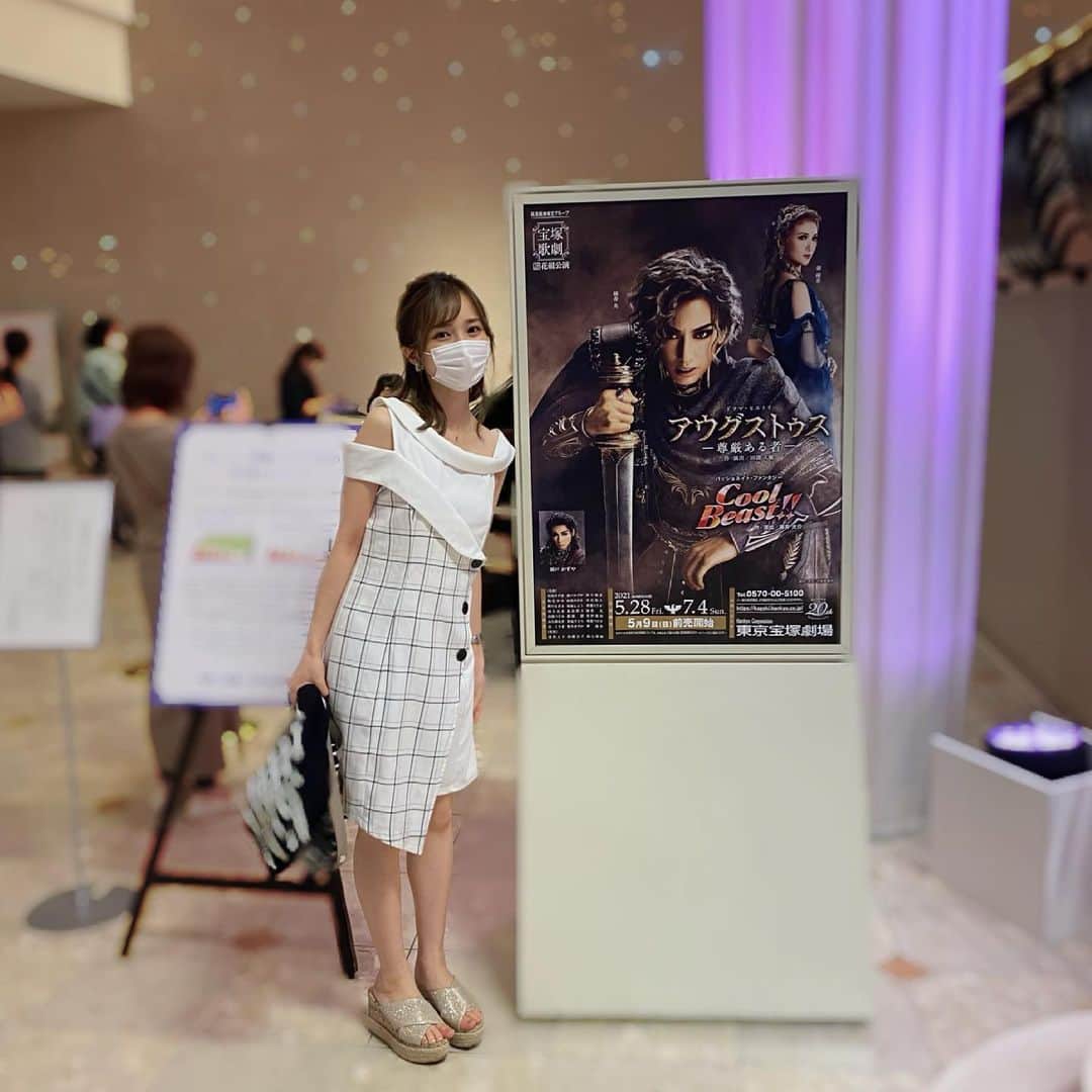 黒澤詩音のインスタグラム：「* 本日も競馬中継🏇 ありがとうございました♪  本番後、2日続けて観劇へ🕺  本当は5回目くらいのはずの、 『 #アウグストゥス尊厳ある者 』 コロナの関係でようやくのmy初日。  この公演を持って退団の #華優希 さんの美しさは超越しすぎていて言葉で形容ができないです…。一言で表すならば、発光していた。本当に可憐さと強さを兼ね備えた娘役さん。だいすき。可愛い。お顔も仕草も。  そしてご贔屓 #柚香光 さん。 4月5月6月頭と観劇を見合わせ＆中止になったため、 久々の生れいちゃん。観るたびにそのお役の柚香さんに恋をする！開始2分で想い溢れて既に尊厳あるものでした。笑  ショーは、トップのお2人だけでなく、ひとこちゃんもまいてぃもそしてあきらさんるなちゃんにこりのちゃんに…と観たい人が沢山で、「どうして私の目は２つしかないの…！😢」と、目が何個あっても足らない想いになりました。笑  やっぱり、宝塚は心のビタミン剤♪  さて、宝塚といえば！ 明日は #宝塚記念 🏇 今日の番組冒頭でも、牝馬のタカラジェンヌを！なんてトークもさせていただきました。 楽しみましょう✊  #宝塚歌劇団 #宝塚 #宝塚歌劇 #東京宝塚劇場 #アウグストゥス #花組 #観劇 #観劇コーデ #観劇記録 #アナウンサー」