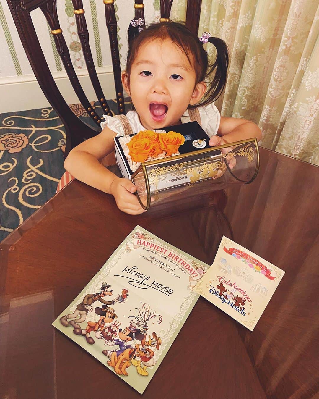 七菜香さんのインスタグラム写真 - (七菜香Instagram)「Disney 1日目は東京ディズニーランドホテルに泊まったよ🎡✨ ミッキーからのお手紙にオルゴールに 大喜びな娘🧡🧡🧡 部屋からランドが見えるお部屋で シンデレラ城がロマンチックだったなあ🥰❤️ 独身時代、彼氏にしてほしかった事を 娘にやっているわたし、、、😂w これはこれで幸せですね♡♡♡  #tokyodisneyland  #tokyodisneyresort  #tokyodisneylandhotel  #birthdaytrip  #子連れディズニー」6月27日 12時41分 - nanaka0118