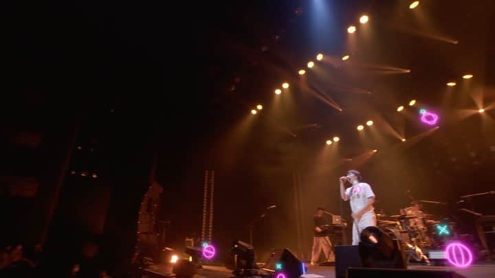 のインスタグラム：「※ flumpool 10th Tour「Real」 LIVE STREAMING  アーカイブ（見逃し）配信 ～2021.06.28(月) 18:00 です🎥  明日まで❗️  ⬆️映像はLIVE STREAMINGより新曲「ディスタンス」の映像ver.2です👍  2020年よりスタートした全国ツアー最後のLIVE STREAMING、お見逃しなく👀  link in bio▶️ https://thumva.com/events/d4ANqGznjRJVmyy」