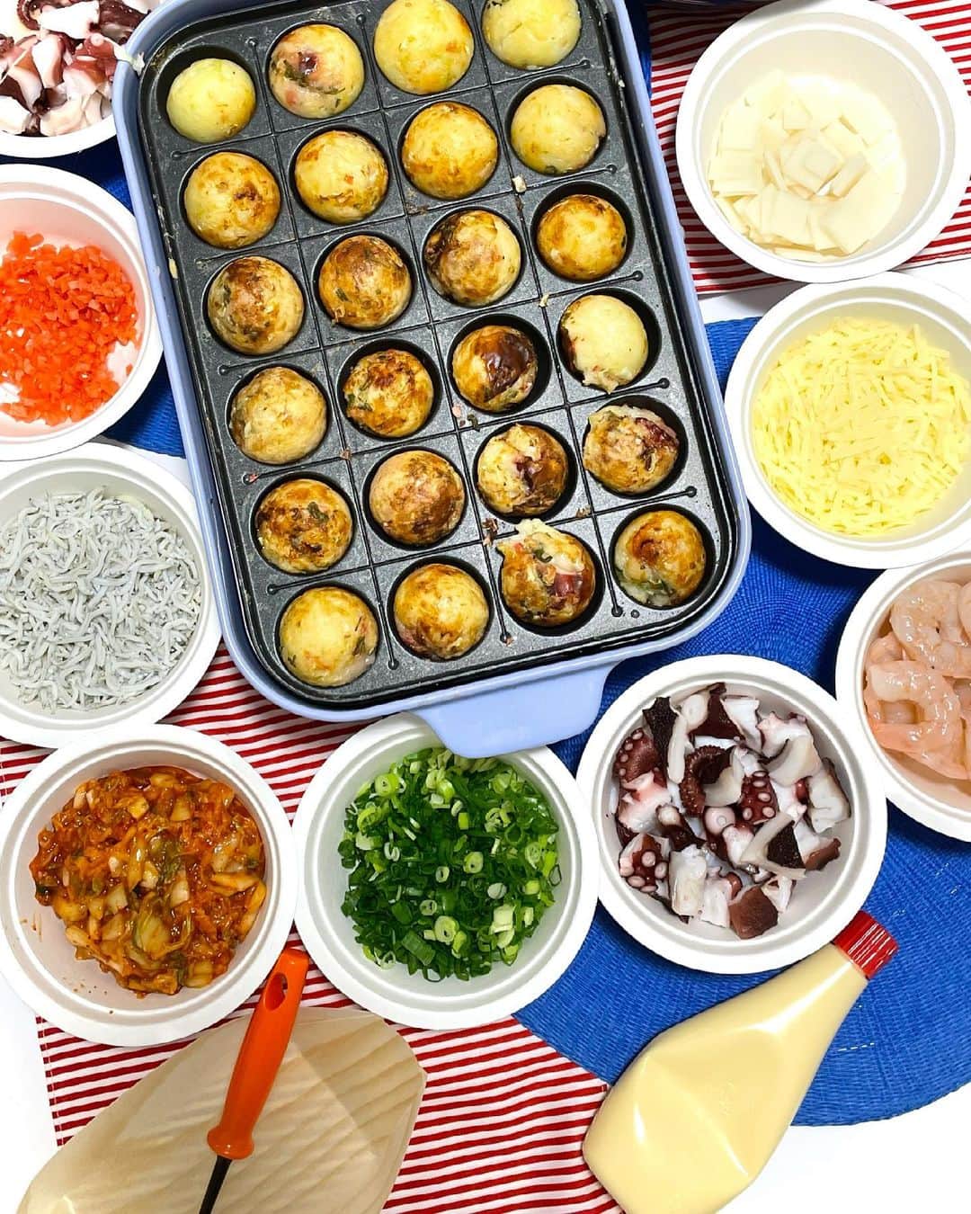 Manaさんのインスタグラム写真 - (ManaInstagram)「🇯🇵🐙💕 ヘルシーたこ焼きホームパーティー🥳 I had a 𝐓𝐚𝐤𝐨𝐲𝐚𝐤𝐢 party with my friends🍽 . 𝐓𝐚𝐤𝐨𝐲𝐚𝐤𝐢  is a Japanese savory snack in the shape small balls made with boiled octopus and batter.  . We challenged to make these dish with plenty of vegetables. It was very delicious!! . 友人とおうち女子会👩🏻‍🍳 栄養バランスを考えた たこ焼きに挑戦⭐️✨ . 「米粉：長芋：キャベツ＝１：１：１」 になるように生地を作ると低カロリーで . 外はカリっと、中はとろとろのたこ焼きになります😊💗 . . ＜材料＞ ♡生地 米粉・・・300g 長芋・・・300g(1本) キャベツ・・・300g(1/4玉) 卵・・・1個 白だし・・・大さじ2 水・・・700ml . ♡具材 たこ、ネギ、キムチ、しらす、餅、チーズ、海老、生姜 . . ダイエット中に粉物が食べたくなったらオススメ❣️ 食べ過ぎには注意してくださいね😘 . とても美味しいので皆さんも是非試してみてください♪ . . テーブルコーディネートは くいだおれ太郎カラーの青と赤でした💙❤️✨ . . 次は何料理にしようかなぁ✨ . こんな女子会やってみてほしいー！など 皆さんからのリクエストお待ちしています👩🏻‍🍳📝 . . . . #takoyaki #homeparty #takoyakiparty #takoyakiballs #japanesehomecooking #cookingram #たこ焼き #たこパ #たこぱ #たこ焼きパーティー #タコ焼き #大阪 #大阪lover #大阪好きやねん #ヘルシーレシピ #おうち時間 #緑黄色野菜 #野菜たっぷり #栄養バランス #おうちディナー #おうちごはん #ホームパーティー #クッキングラム #くいだおれ太郎 #女子会 #乾杯 #管理栄養士 #料理研究家 #楽しかった」6月27日 12時47分 - mana.tcy