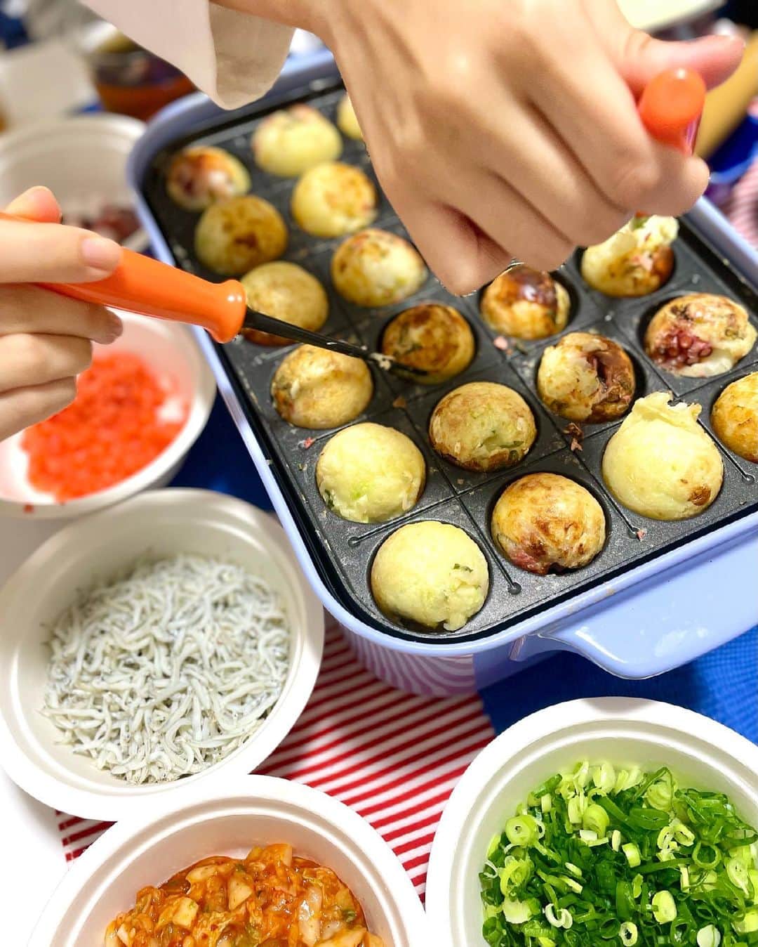 Manaさんのインスタグラム写真 - (ManaInstagram)「🇯🇵🐙💕 ヘルシーたこ焼きホームパーティー🥳 I had a 𝐓𝐚𝐤𝐨𝐲𝐚𝐤𝐢 party with my friends🍽 . 𝐓𝐚𝐤𝐨𝐲𝐚𝐤𝐢  is a Japanese savory snack in the shape small balls made with boiled octopus and batter.  . We challenged to make these dish with plenty of vegetables. It was very delicious!! . 友人とおうち女子会👩🏻‍🍳 栄養バランスを考えた たこ焼きに挑戦⭐️✨ . 「米粉：長芋：キャベツ＝１：１：１」 になるように生地を作ると低カロリーで . 外はカリっと、中はとろとろのたこ焼きになります😊💗 . . ＜材料＞ ♡生地 米粉・・・300g 長芋・・・300g(1本) キャベツ・・・300g(1/4玉) 卵・・・1個 白だし・・・大さじ2 水・・・700ml . ♡具材 たこ、ネギ、キムチ、しらす、餅、チーズ、海老、生姜 . . ダイエット中に粉物が食べたくなったらオススメ❣️ 食べ過ぎには注意してくださいね😘 . とても美味しいので皆さんも是非試してみてください♪ . . テーブルコーディネートは くいだおれ太郎カラーの青と赤でした💙❤️✨ . . 次は何料理にしようかなぁ✨ . こんな女子会やってみてほしいー！など 皆さんからのリクエストお待ちしています👩🏻‍🍳📝 . . . . #takoyaki #homeparty #takoyakiparty #takoyakiballs #japanesehomecooking #cookingram #たこ焼き #たこパ #たこぱ #たこ焼きパーティー #タコ焼き #大阪 #大阪lover #大阪好きやねん #ヘルシーレシピ #おうち時間 #緑黄色野菜 #野菜たっぷり #栄養バランス #おうちディナー #おうちごはん #ホームパーティー #クッキングラム #くいだおれ太郎 #女子会 #乾杯 #管理栄養士 #料理研究家 #楽しかった」6月27日 12時47分 - mana.tcy