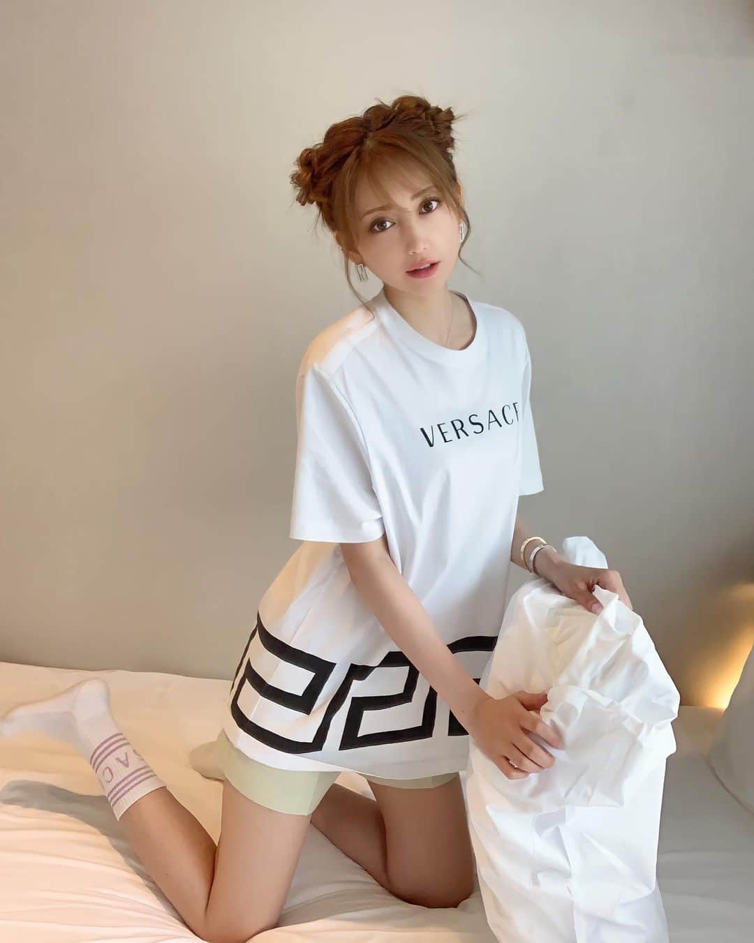 加賀美早紀のインスタグラム：「色違い @versace  こちらは可愛く🌸 ⁡ #fashion #ootd #versace」