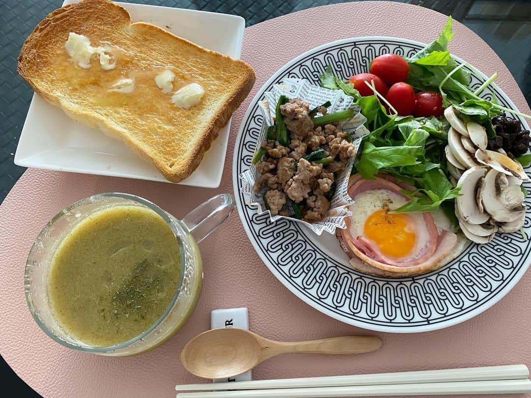 矢部美穂さんのインスタグラム写真 - (矢部美穂Instagram)「朝ごはん🥣 六車奈々ちゃんからの　@nanarokusha 誕生日プレゼントのエルメスのお皿✨　  これ使うとホテルライクだわ😊  それから、可愛い目玉焼きの レシピを見つけたので作ってみました💖 スープはスープの力で　@soup_chikara  ファイトケミカル‼️  では、宝塚記念の馬券予想します🏇  #朝ごはん #朝ごはんプレート  #ホテルライク #ファイトケミカルスープ  #40代  #矢部美穂」6月27日 12時06分 - miho.yabe.0607