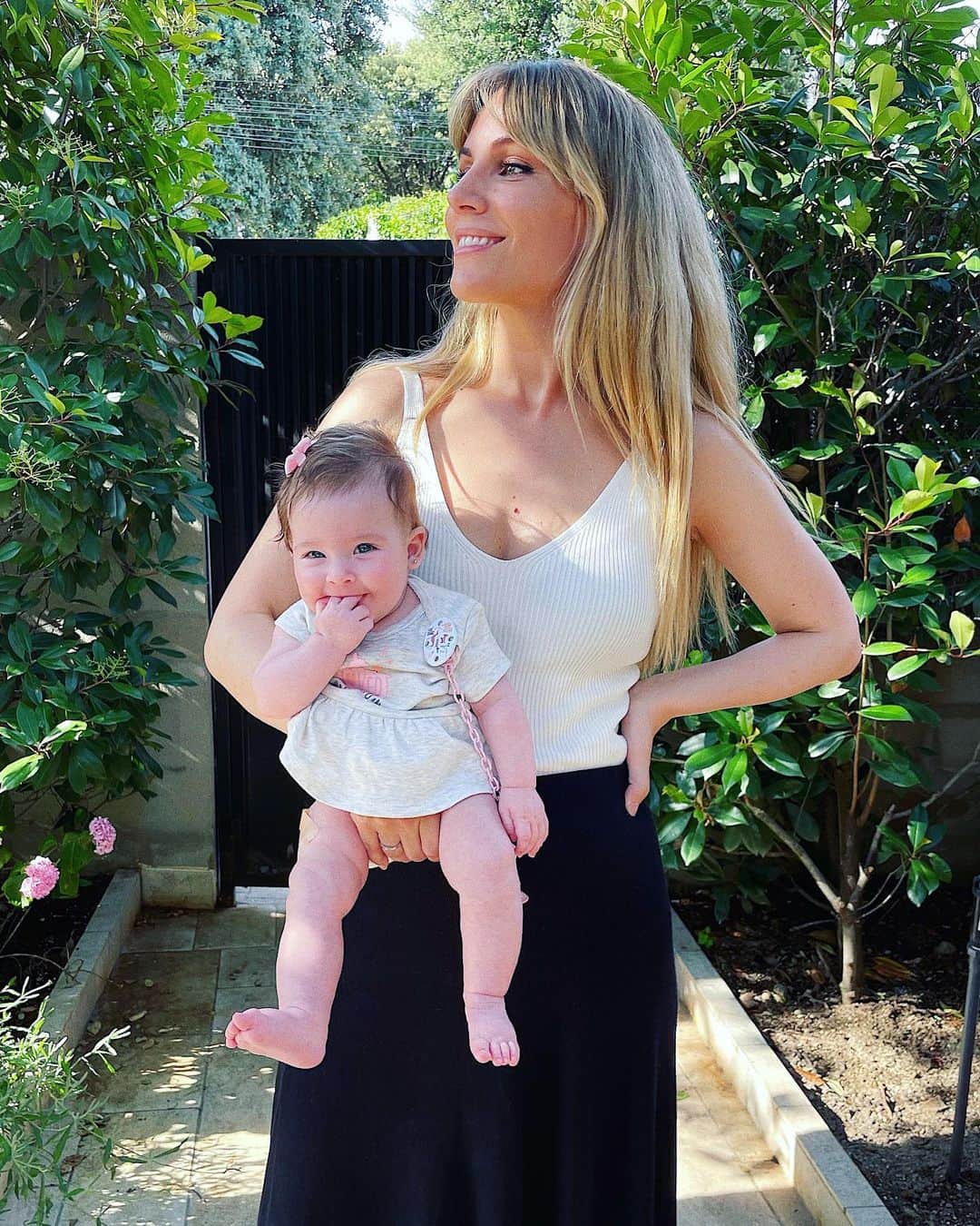 エドゥルネのインスタグラム：「Y de repente llega el verano más bonito de mi vida!!💕 #Yanay #MiBebita #Babydurne」