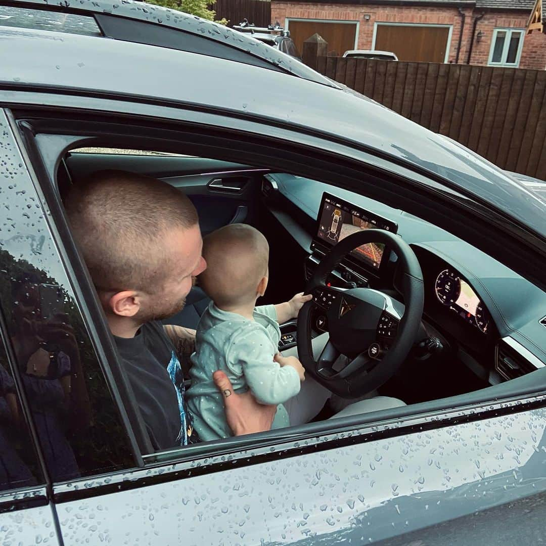 アダム・ピーティさんのインスタグラム写真 - (アダム・ピーティInstagram)「Getting him started early, doubt he’d beat my track times though @cupra_uk #spon」6月27日 4時27分 - adam_peaty