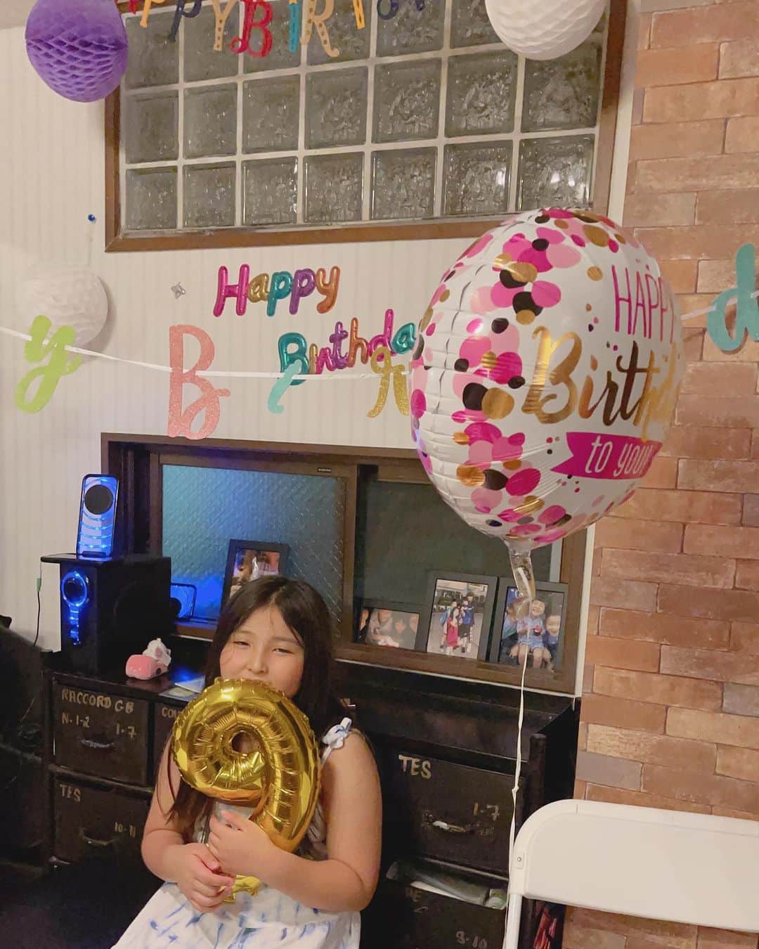 MINMIのインスタグラム：「マカさん9歳🎂子供達健康で✨成長をみんなで笑ってお祝いできるなんてこんな幸せないね💓すみっこぐらしのプレゼントで幸せいっぱいのマカさん。夢は 白目エステティシャン？笑　パティシエ？YouTuber ？バレエリーナ？お兄ちゃん達には厳しく扱われケンカが絶えないけどやっぱりお兄ちゃん大好きなマカさん♡笑　男兄弟で育ったのでさっぱりしてるし強い🔥　友達に嫌われるのが怖いみたいな事を思った事がないらしくイエスノーがはっきり言える羨ましい性格♡でもとても人への思いやりがあるんだ♡こないだは食べてる途中なのに、閉店の前にお店を出よう！と言って慌てて食べかけのハンバーガーを 袋に入れたの。そんな慌てなくていーのに、って言うと。「ママ、店員さんにさ、気を遣わせて、恐れ入ります閉店なんです。って言わせるの悪いでしょ」　だって。そういう見知らぬ人に見えないところでも思いやりを持てるマカさんはとてもカッコいいし素晴らしいと思ってる母です。 そして学校の亀が🐢子供を産んでる事に、いつの間に結婚したんだろ、、、先生は結婚した事知ってたのかなぁ、、、👰‍♀️🤵‍♂️ と真剣に疑問に思ってたりするまだ幼いところもありw可愛かったりしっかりしてたりな9歳です。ありがとうやごめんねを ママに対しても心から言ってくれるところとか大好きです。お仕事が忙しいとママ業がどうしても疎かになってしまうけど。マカがママのところに来てくれた事をもっと感謝してママ業もがんばるね♡ 可愛い可愛いマカさん9歳おめでとう🎂」